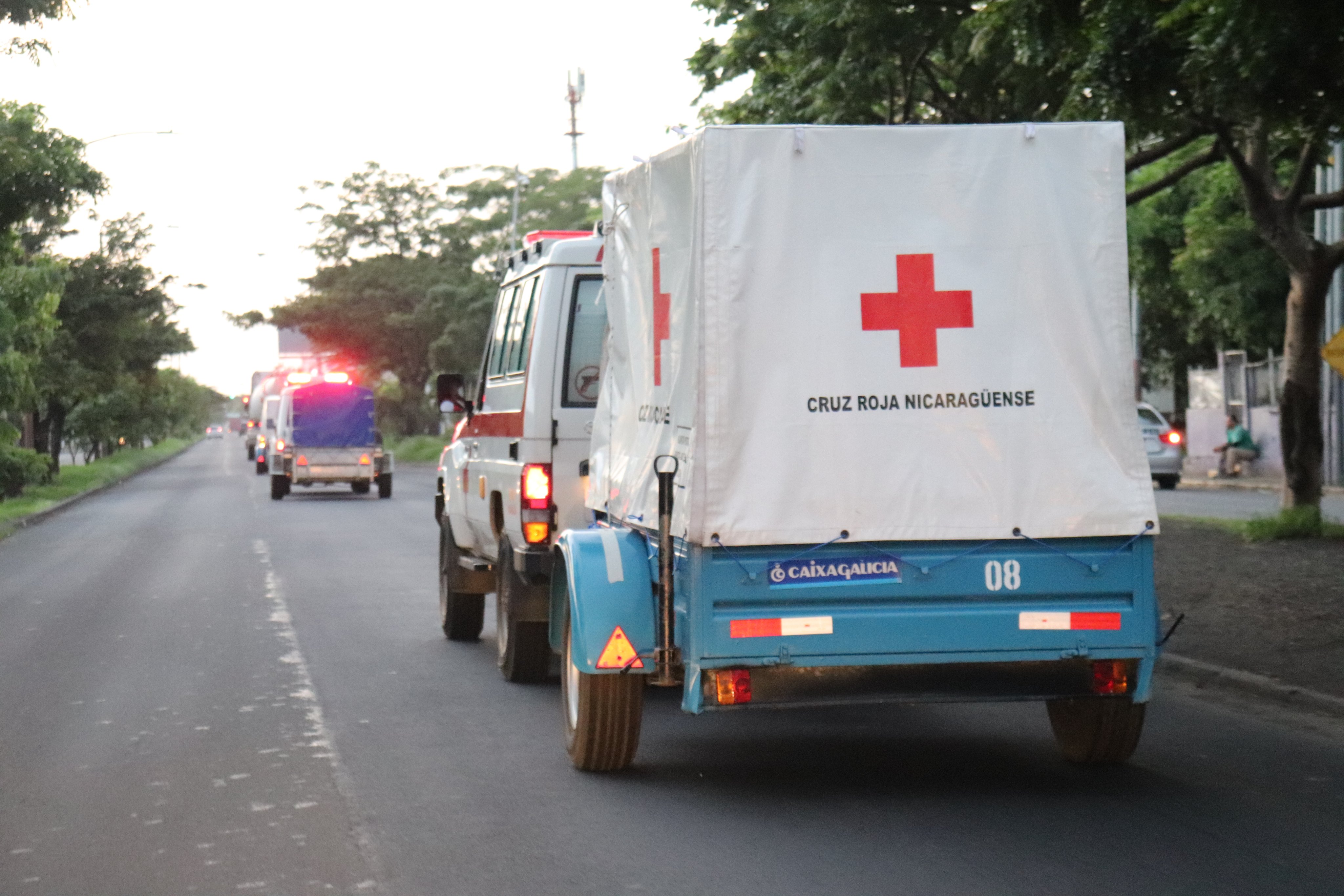 Equipos de la Cruz Roja Nicaragüense se dirigen a entregar plantas de agua a las comunidades afectadas por la tormenta tropical Bonnie.