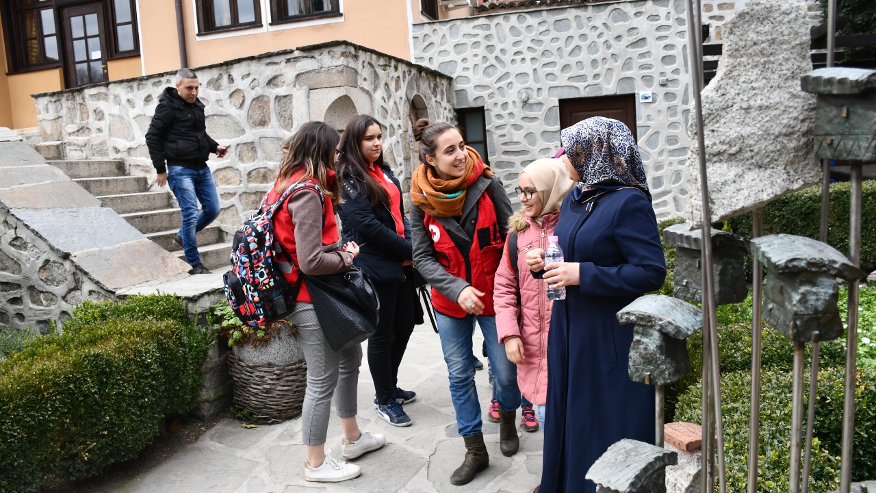 Bulgarian Red Cross volunteers help refugee families adapt to their new lives in Bulgaria in 2019 as part of the ARCI project funded by the EU's Asylum, Migration and Integration Fund.