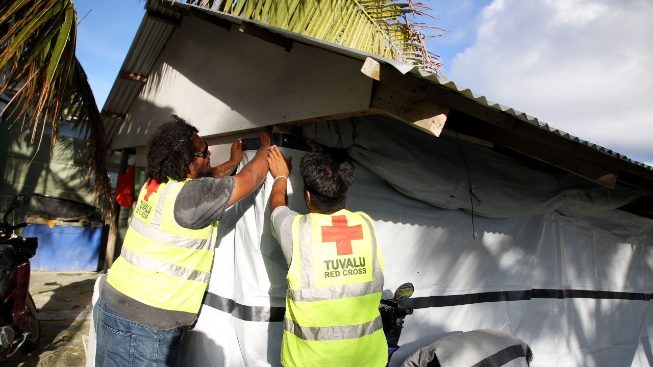 Tuvalu Red Cross volunteers in Funafuti put up protective tarpaulins around a shelter in March 2019.