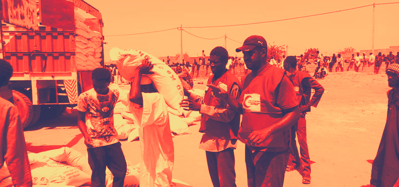 A la fin du mois de mai 2023 dans la ville de Khartoum, les volontaires du Croissant-Rouge soudanais distribuent de la nourriture aux personnes touchées par le conflit.