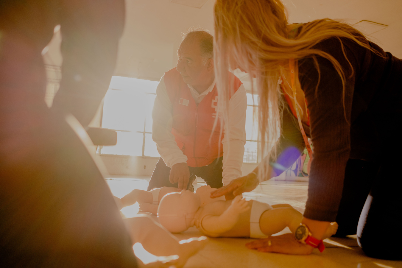A Mexican Red Cross volunteer demonstrates first aid skills for responding to medical emergencies in babies and children.