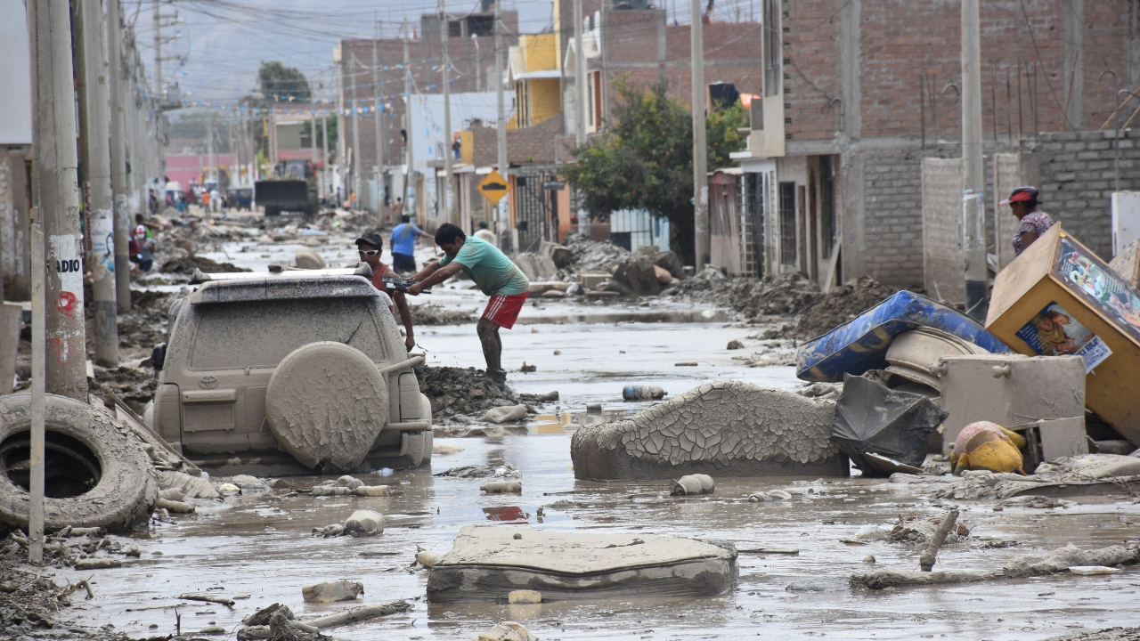 Les habitants de Huarmey, au Pérou, ont été bloqués par des inondations et des glissements de terrain extrêmes en mars 2017, causés par les fortes pluies provoquées par El Niño.