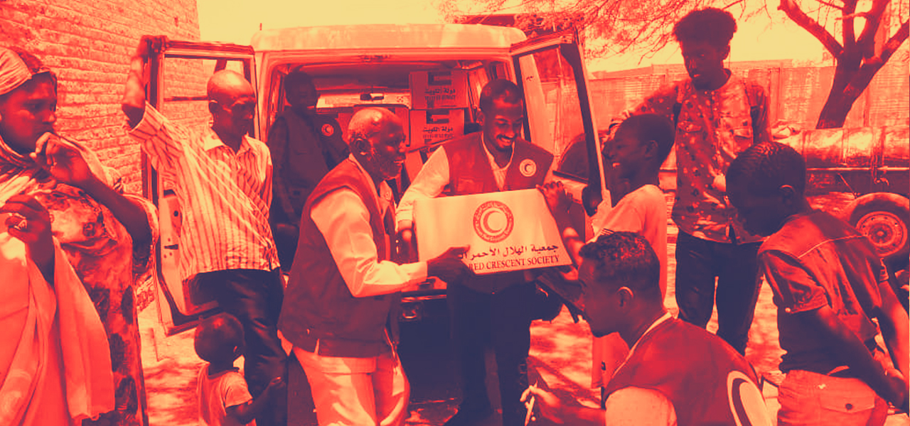 Sudanese Red Crescent volunteers distribute food parcels in early July 2023 to internally displaced people from Khartoum who are now in El Gedaref in the east of Sudan. The shipment of aid was recently donated by the Kuwait Red Crescent Society.