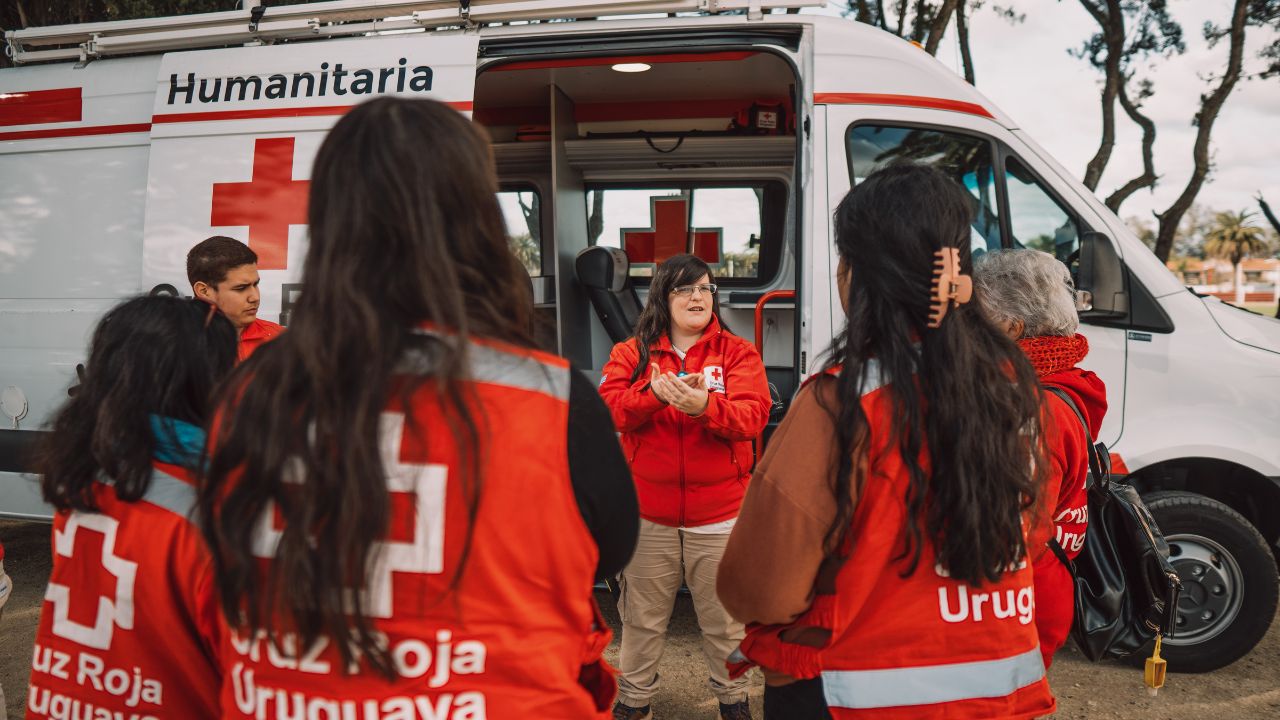 Un grupo de voluntarias de la Cruz Roja Uruguaya se reúne para coordinar su trabajo.
