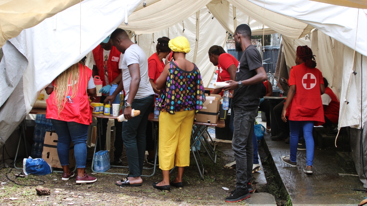 La Croix-Rouge gabonaise prépare des repas chauds et des collations pour les personnes qui attendent des nouvelles de leurs proches qui se trouvaient à bord du ferry Esther Miracle qui a chaviré à Port Môle, au Gabon.