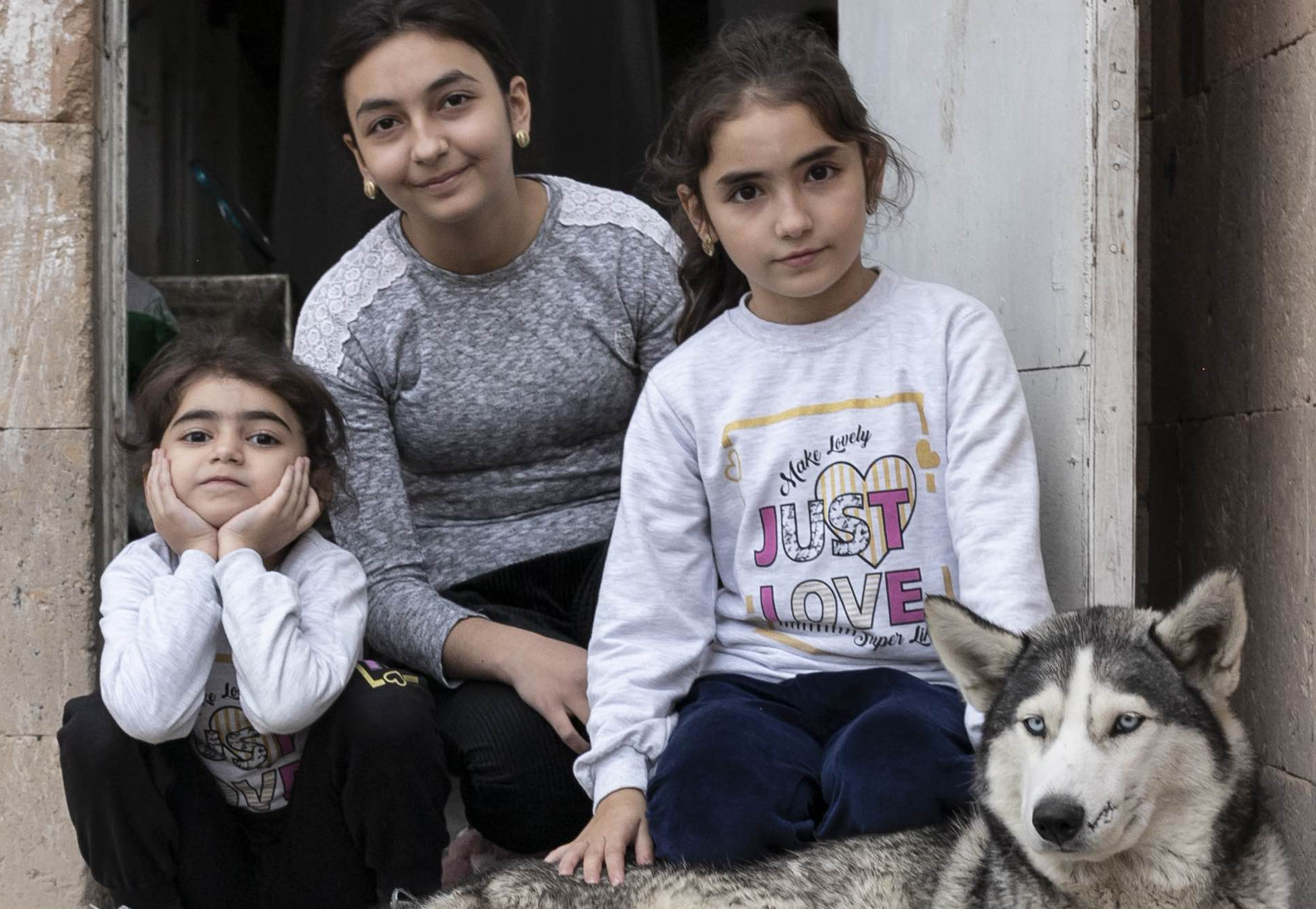 Mariana (au centre), deux de ses sœurs et leur chien Catherine, parmi tant d'autres à la recherche d'un nouveau foyer en Arménie.