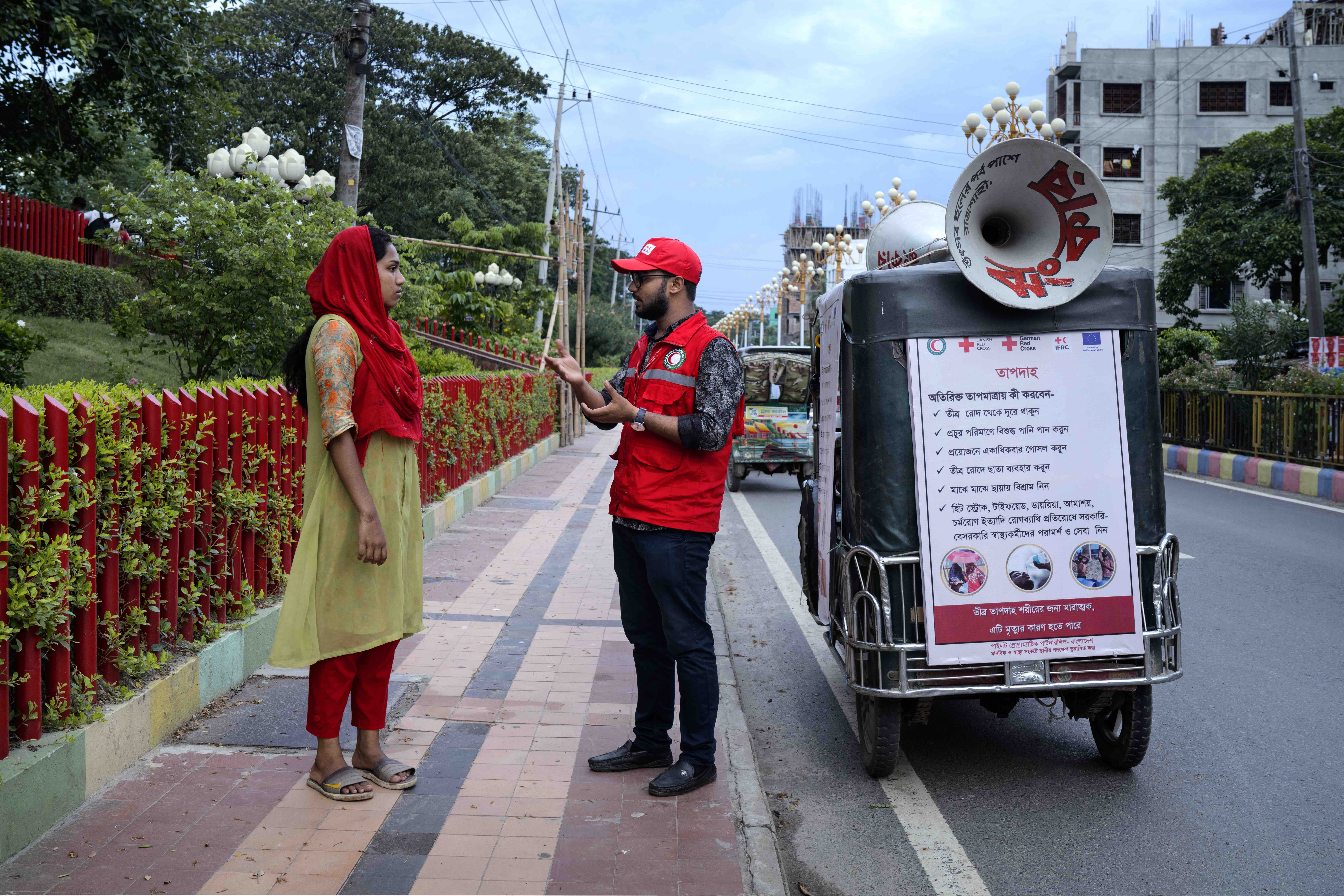 El voluntariado de la Media Luna Roja de Bangladesh lleva a la calle el mensaje sobre cómo hacer frente a las olas de calor.