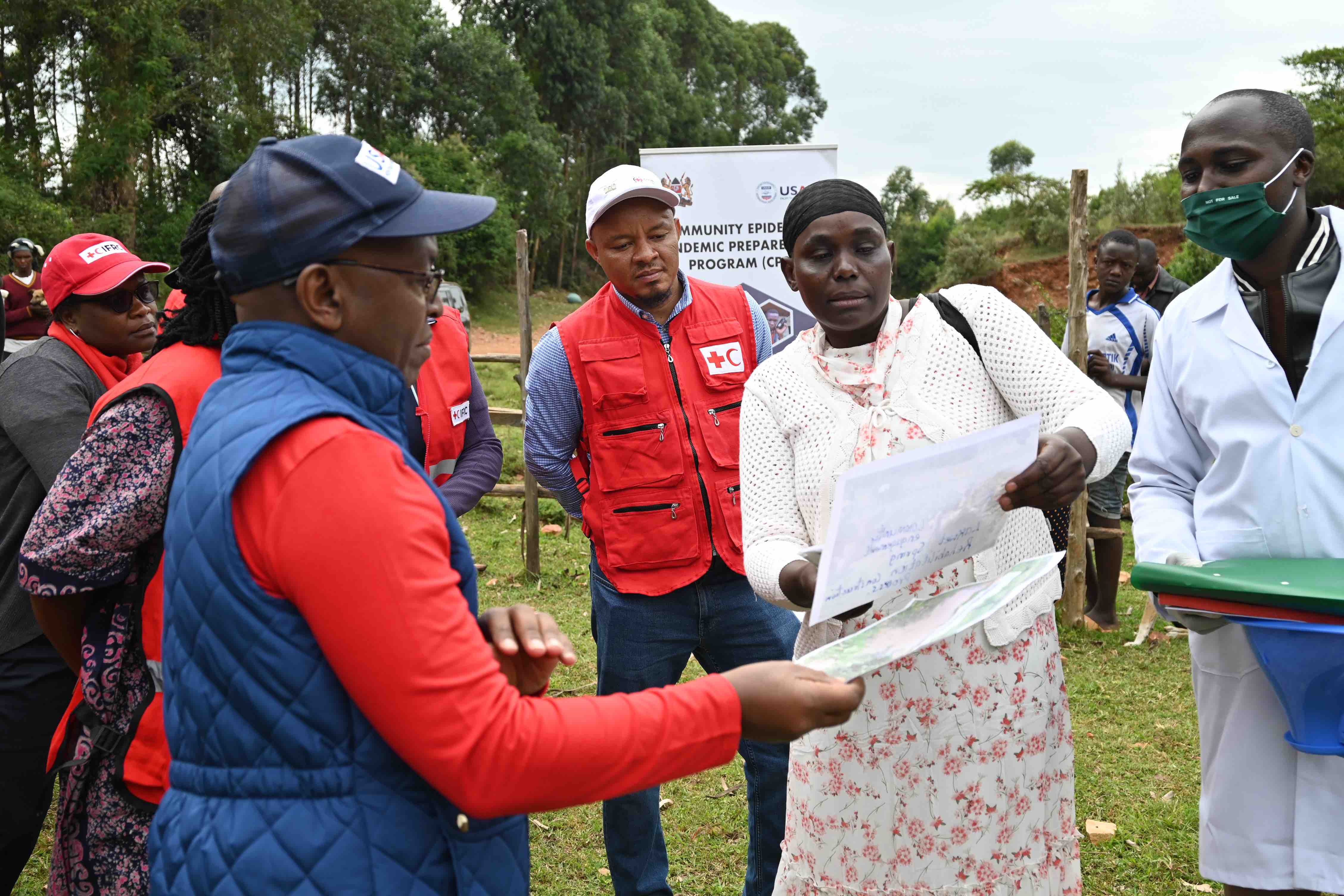 Chebett, agent de santé formé par la Croix-Rouge du Kenya, partage avec sa communauté des informations sur la prévention des maladies transmises par l'eau.