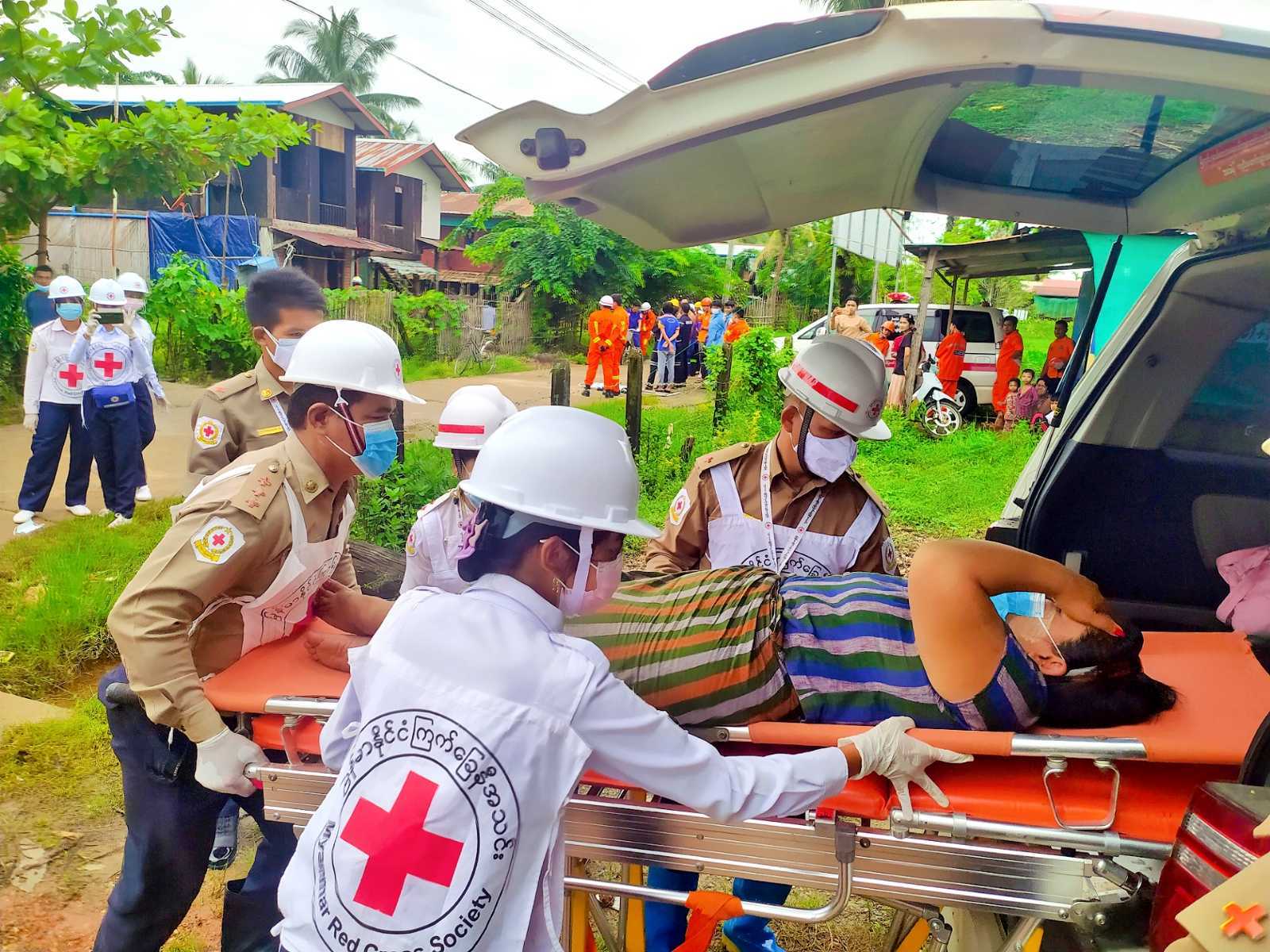 Myanmar Red Cross first-aid personnel in action. 