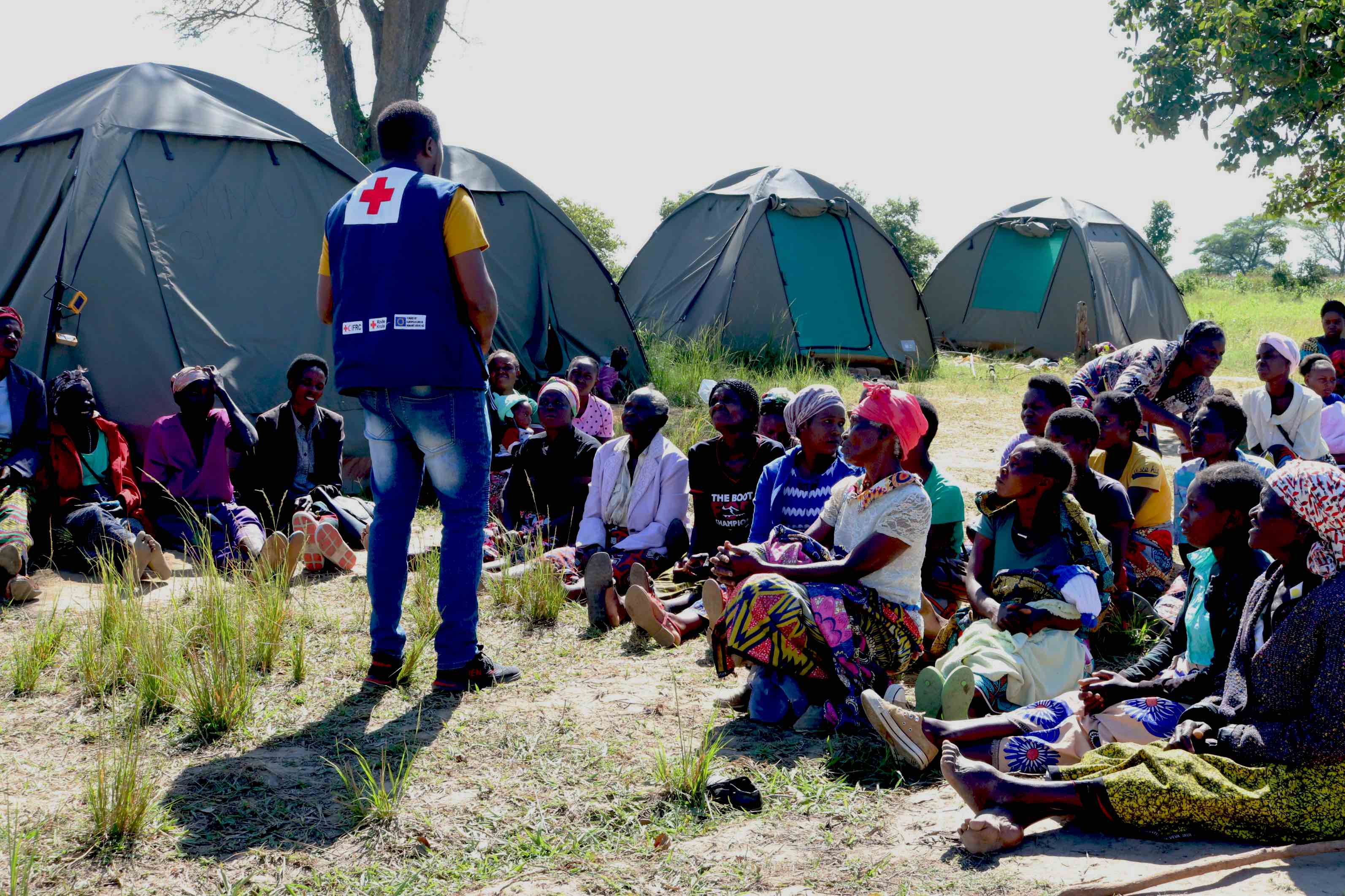 Personas voluntarias de la Cruz Roja de Zambia registran a las familias afectadas por las inundaciones para que reciban apoyo de la Alianza Programática, tras las peores inundaciones de Zambia en 50 años. Unas 1.400 familias fueron desplazadas y más de 25.000 hogares se vieron afectados en todo el país por las inundaciones provocadas por el cambio climático.