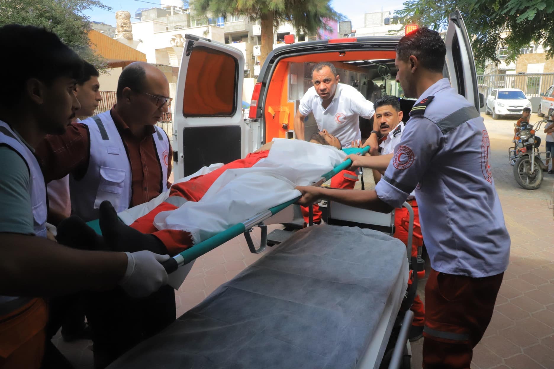 Los equipos de ambulancias de la Media Luna Roja Palestina, que prestan diariamente asistencia vital, trabajan sin descanso, afrontando grandes peligros, para llevar a las personas heridas al hospital.