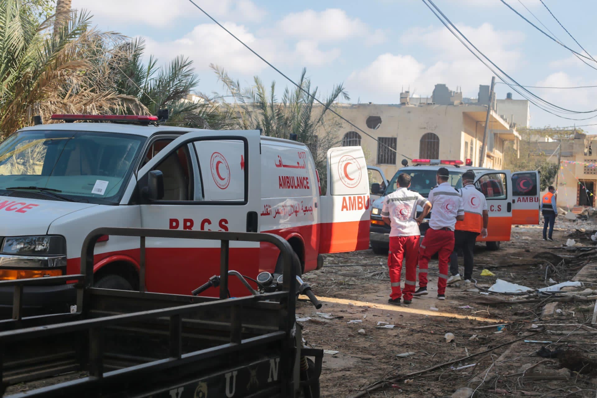 Los equipos de la Media Luna Roja Palestina deben intentar llegar hasta las personas heridas en situaciones extremadamente peligrosas y a menudo se ven bloqueados por carreteras dañadas, barricadas u otros problemas.