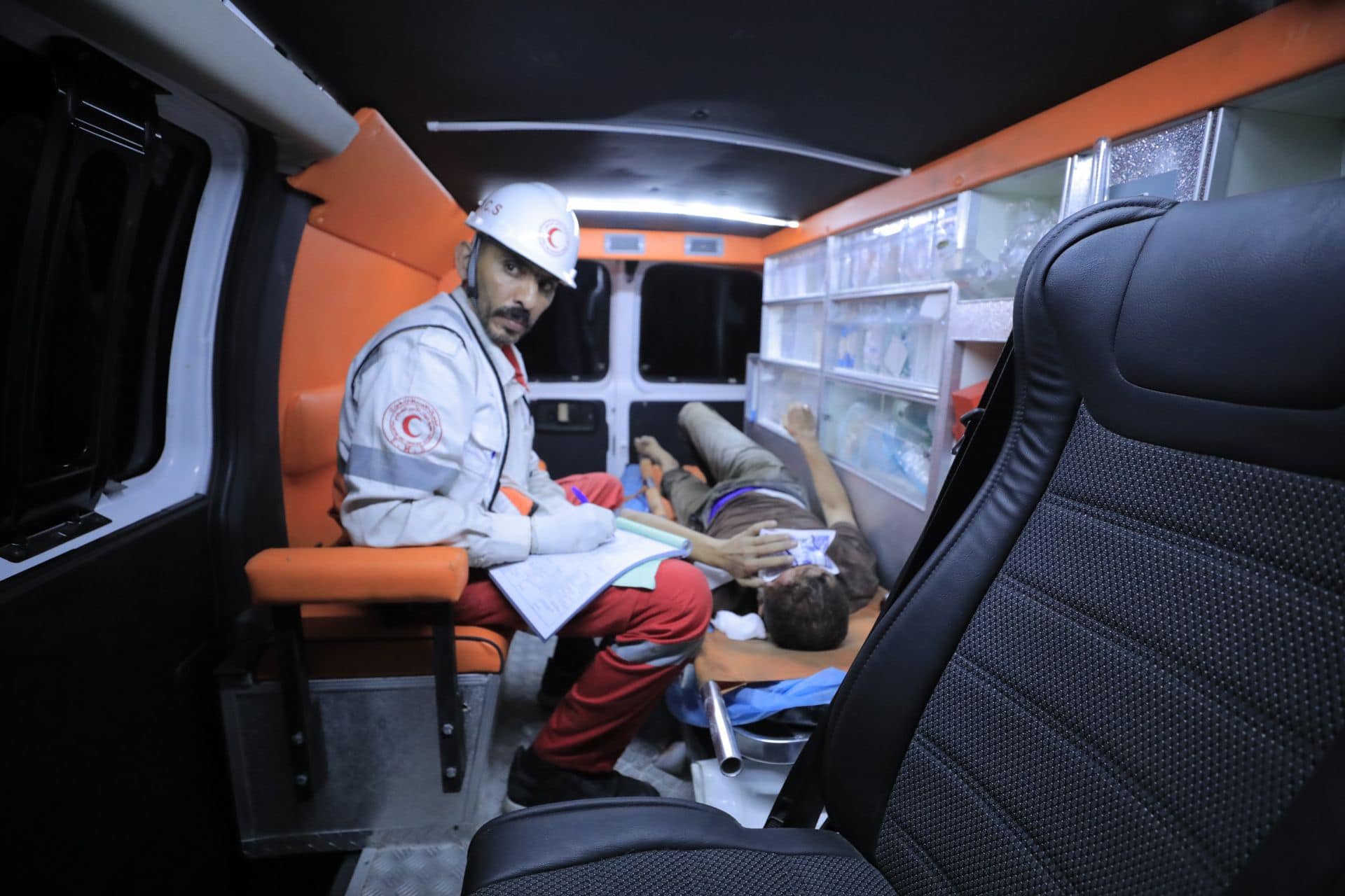 El trabajo ininterrumpido y la exposición diaria a traumatismos extremos pasan factura al personal de las ambulancias.