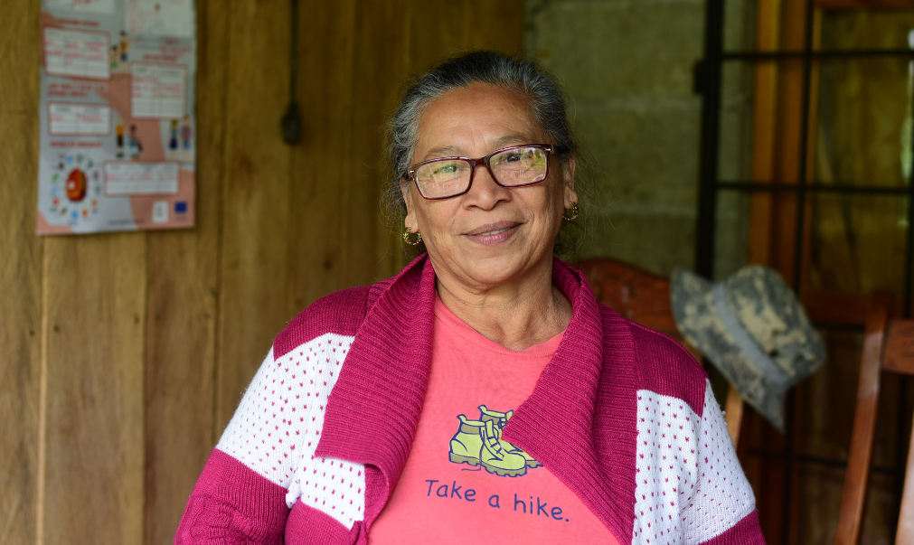 Doña María, residente de Las Nubes, comunidad de Tierras Altas, preparó un plan de evacuación familiar para proteger su hogar y a sus seres queridos de futuras inundaciones.