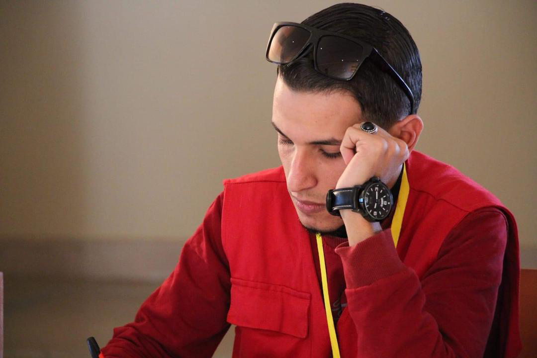 Jusqu'à récemment, Abed Alqader Atiya Alkherm dirigeait le département médias de l'équipe du Croissant-Rouge de Libye à Derna, mettant à profit ses talents d'écrivain et de photographe pour donner une voix aux personnes dans le besoin. Mais il a décidé de quitter ce poste pour rejoindre les équipes d'intervention de première ligne. Tragiquement, lorsque la crue soudaine a frappé Derna, il a perdu la vie alors qu'il aidait les autres.