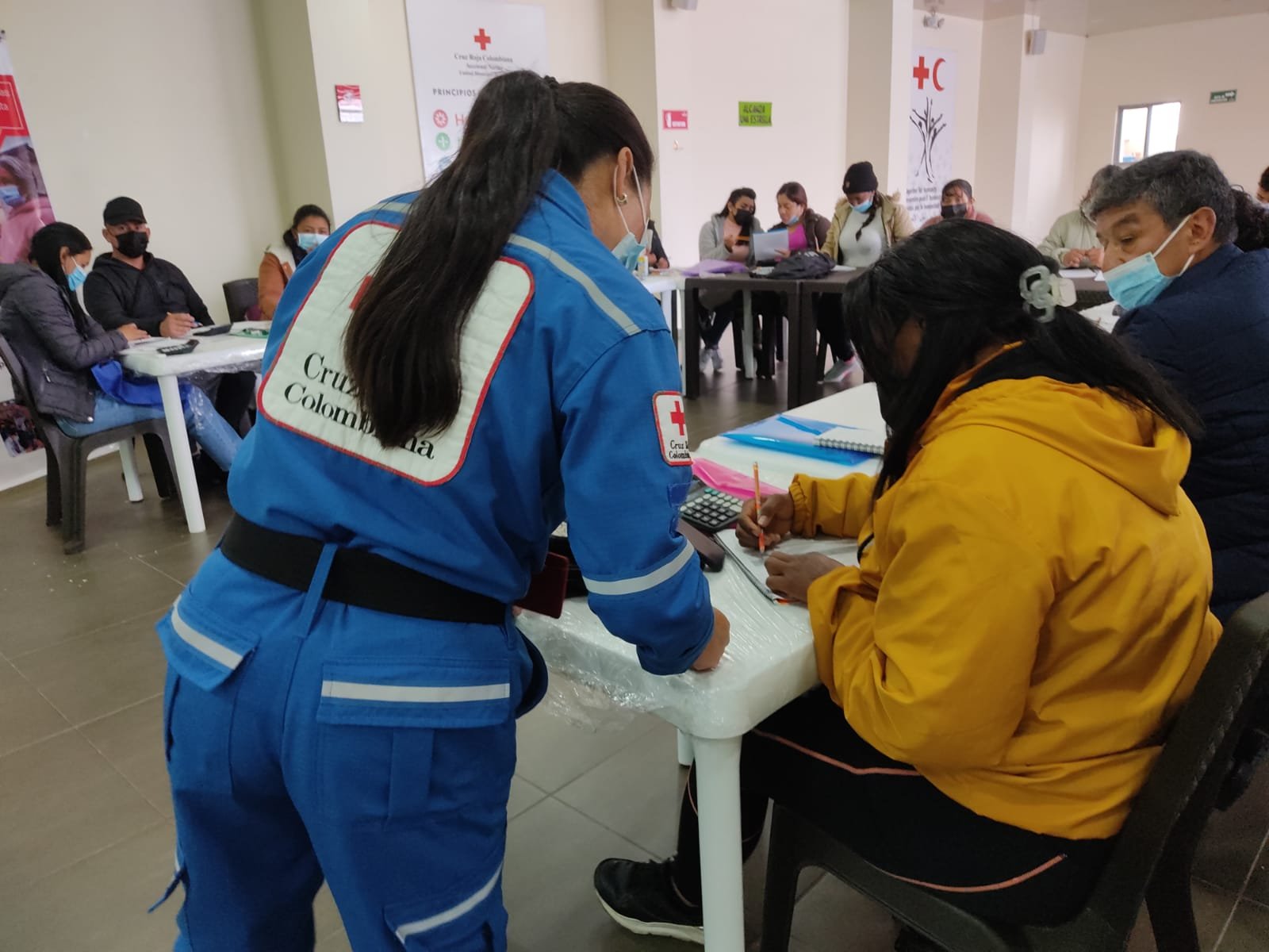 Cruz Roja Colombiana fortalece iniciativas productivas de familias migrantes, a través de de la financiación de equipos e insumos, y el desarrollo de capacitaciones que impulsan su liderazgo.