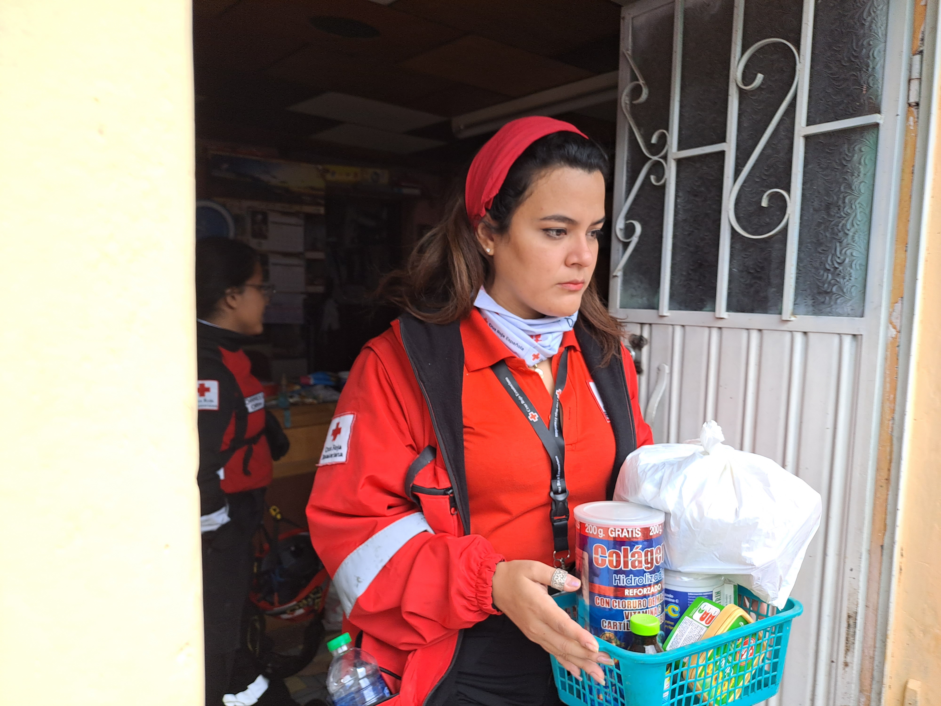 Una voluntaria de la Cruz Roja Ecuatoriana lleva insumos a las personas afectadas