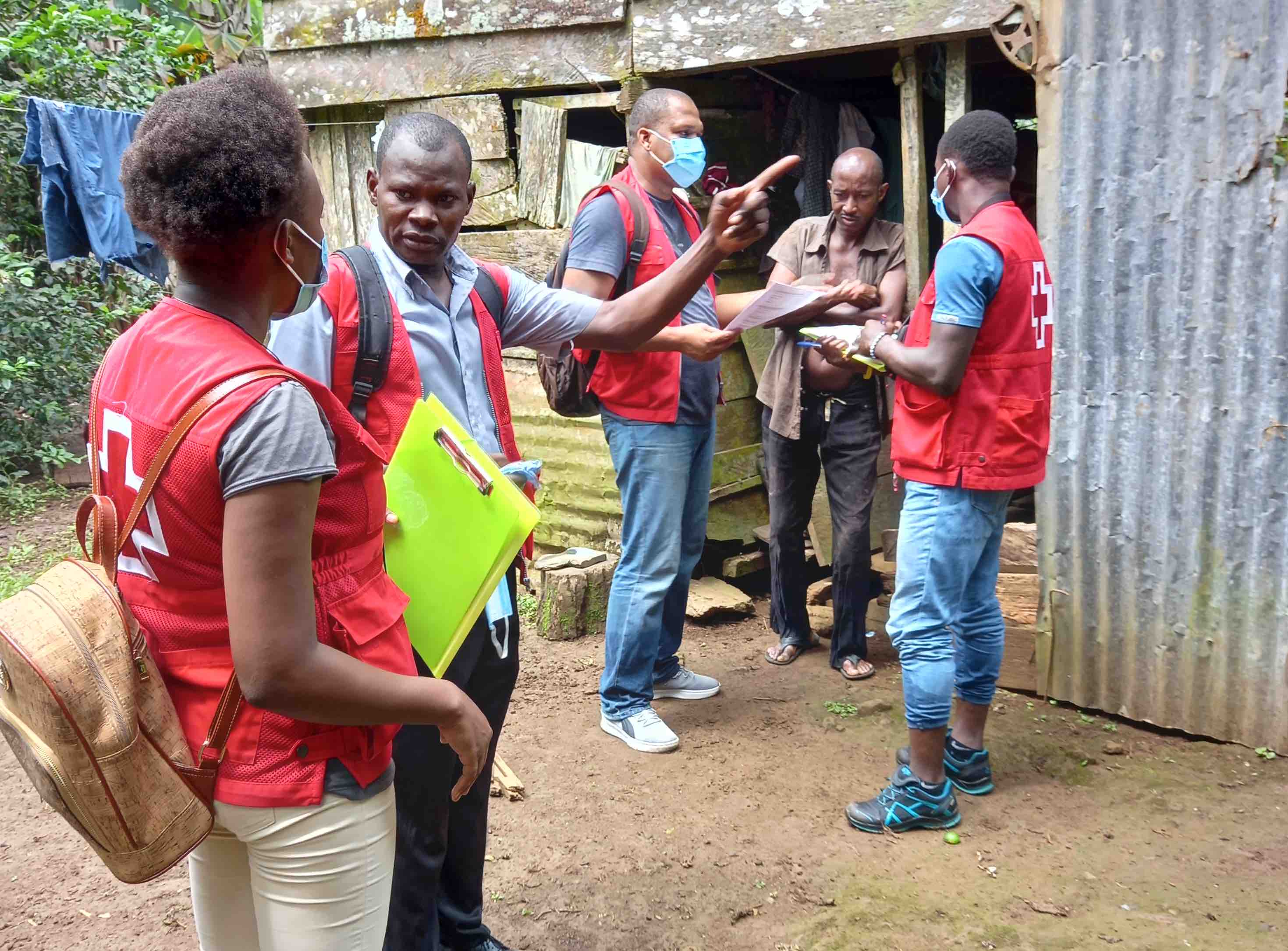 Los brotes de Marburgo también han afectado a otros países, como Guinea Ecuatorial (en la foto), donde los voluntarios de la Cruz Roja van a la comunidad para sensibilizar y prevenir su propagación.