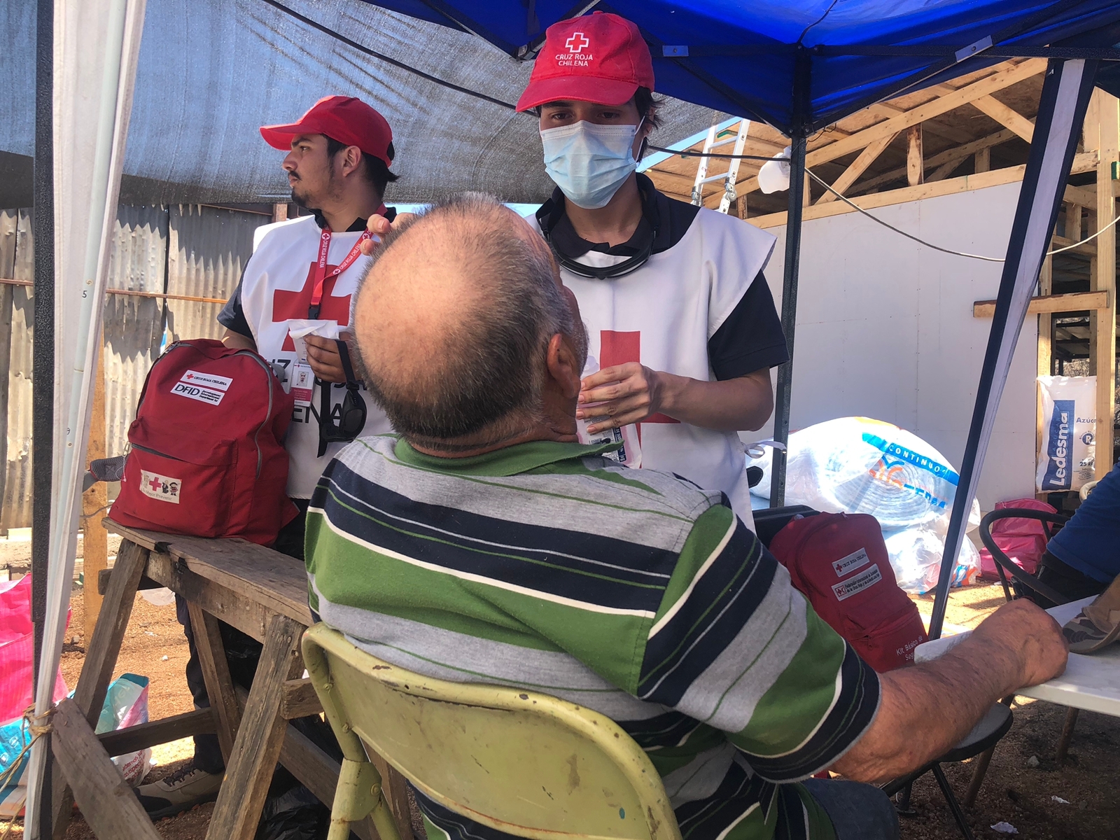 Los equipos de la Cruz Roja Chilena responden a las necesidades sanitarias de los residentes locales tras el rápido avance de los incendios forestales en 2023.