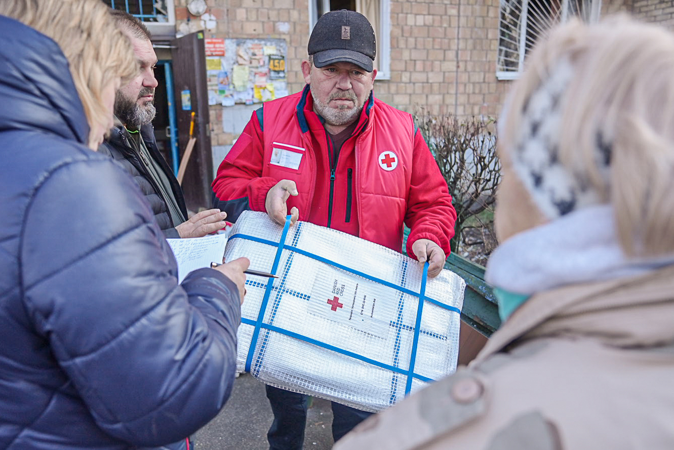 A volunteer for the Ukrainian Red Cross delivers aid to people impacted by conflict.