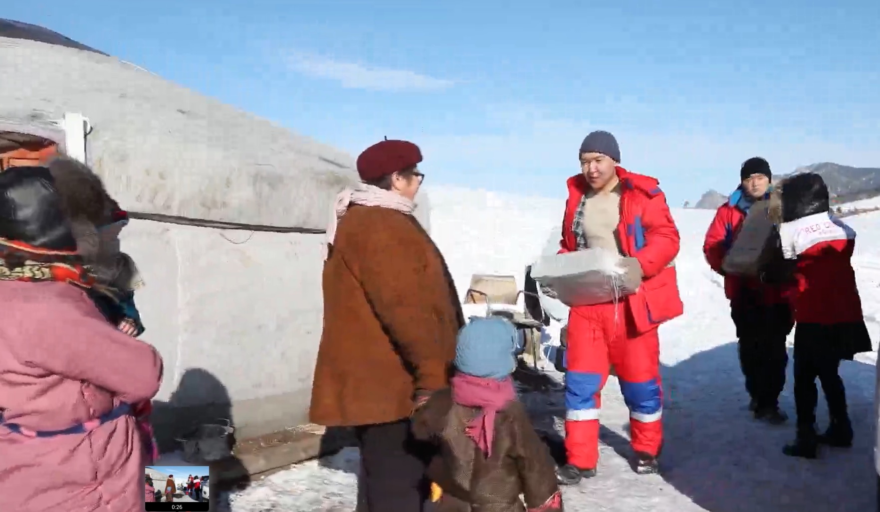 La Cruz Roja de Mongolia distribuye paquetes de emergencia a familias afectadas por fuertes olas de frío.