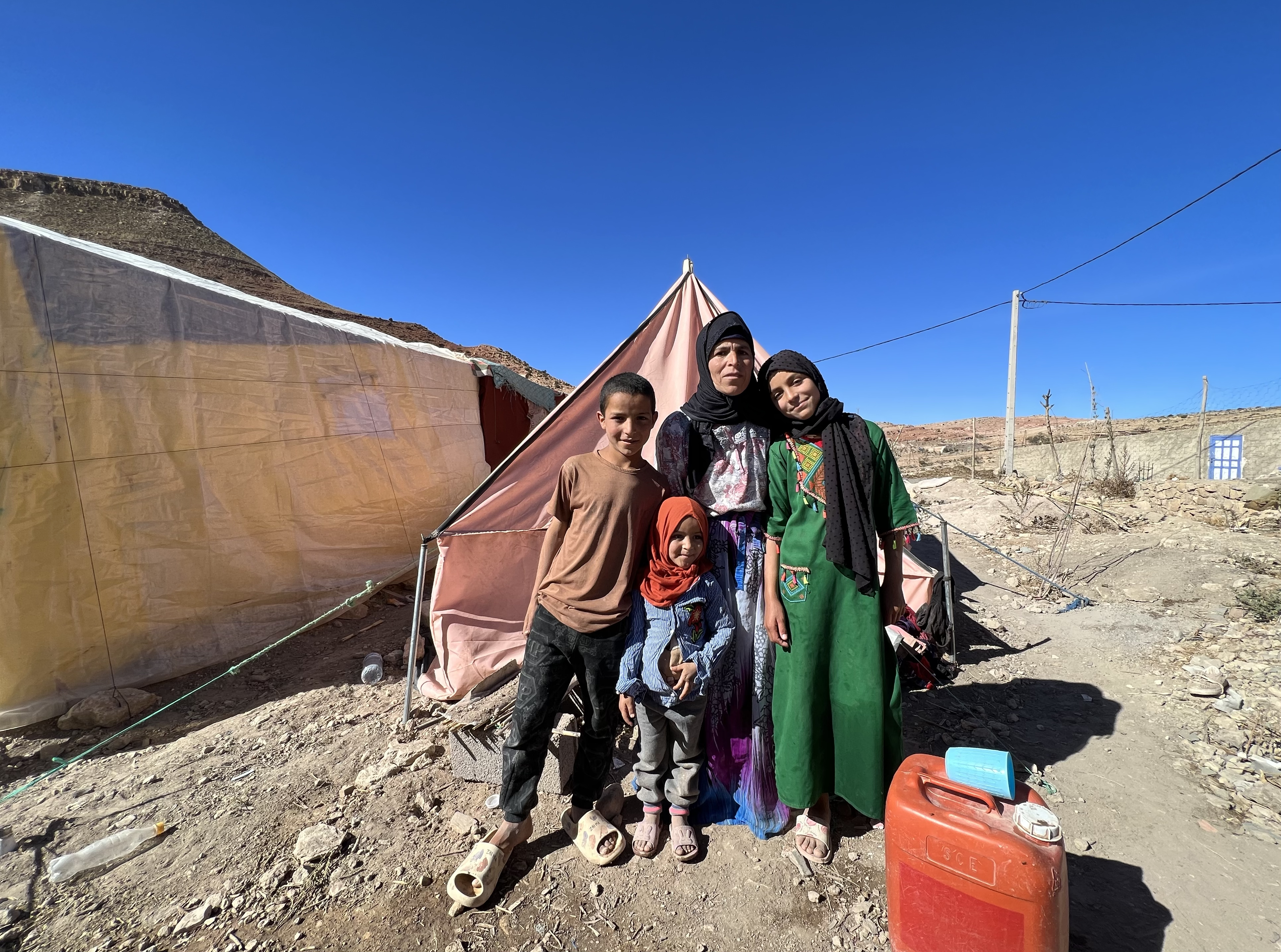 Frente a la tienda de campaña de su familia, Jamo habla de cómo sus tres hijos -Mohamed, Khadijah y Aya- siguen teniendo problemas para dormir. A menudo lloran de miedo por la noche al revivir la tragedia mientras el aire frío de la noche invade su tienda.  
