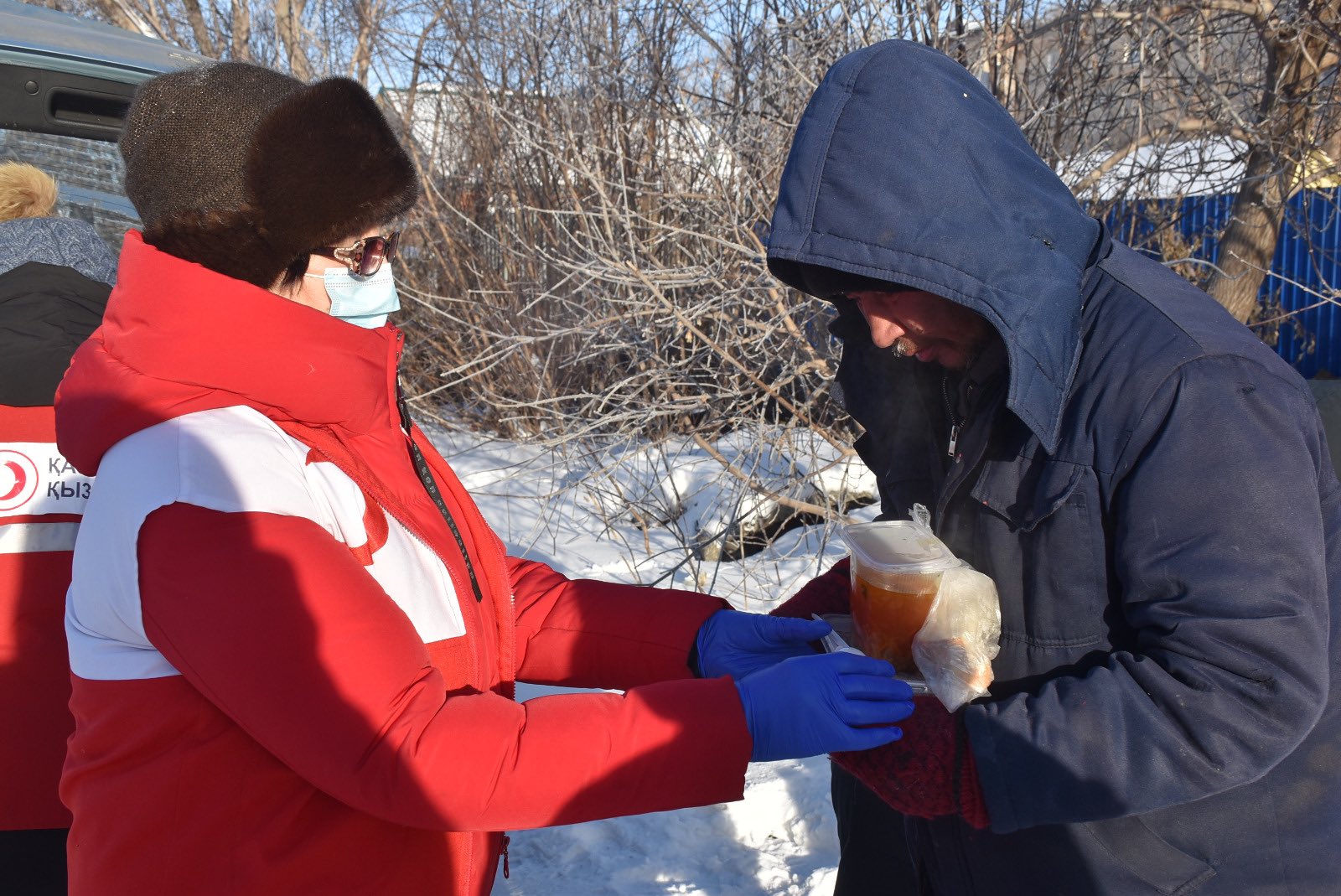 Un protocolo de alerta temprana de la IFRC ha movilizado recursos que permiten a la Media Luna Roja de Kazajstán distribuir ropa de abrigo, mantas, calentadores y comidas calientes antes de las olas de frío y las tormentas de nieve previstas.