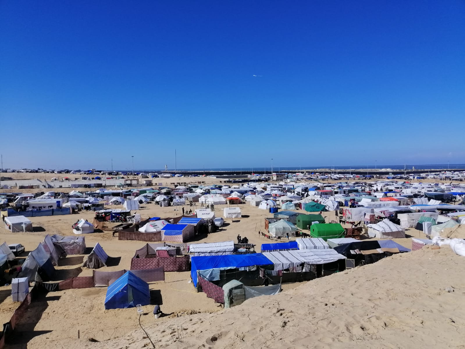 كجزء من عمله، التقط عمرو علي صورًا كهذه، وروى قصص النازحين بسبب القتال. الآن، أصبح هو وعائلته نازحين ويعيشون في مخيم. 
