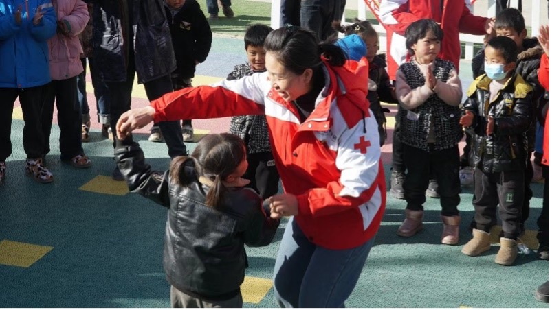 Tras el temblor, la Cruz Roja China llegó al lugar en cuestión de horas y ha permanecido al lado de la comunidad, ayudando a la gente a recuperarse con una amplia gama de servicios, incluidas actividades para la niñez.