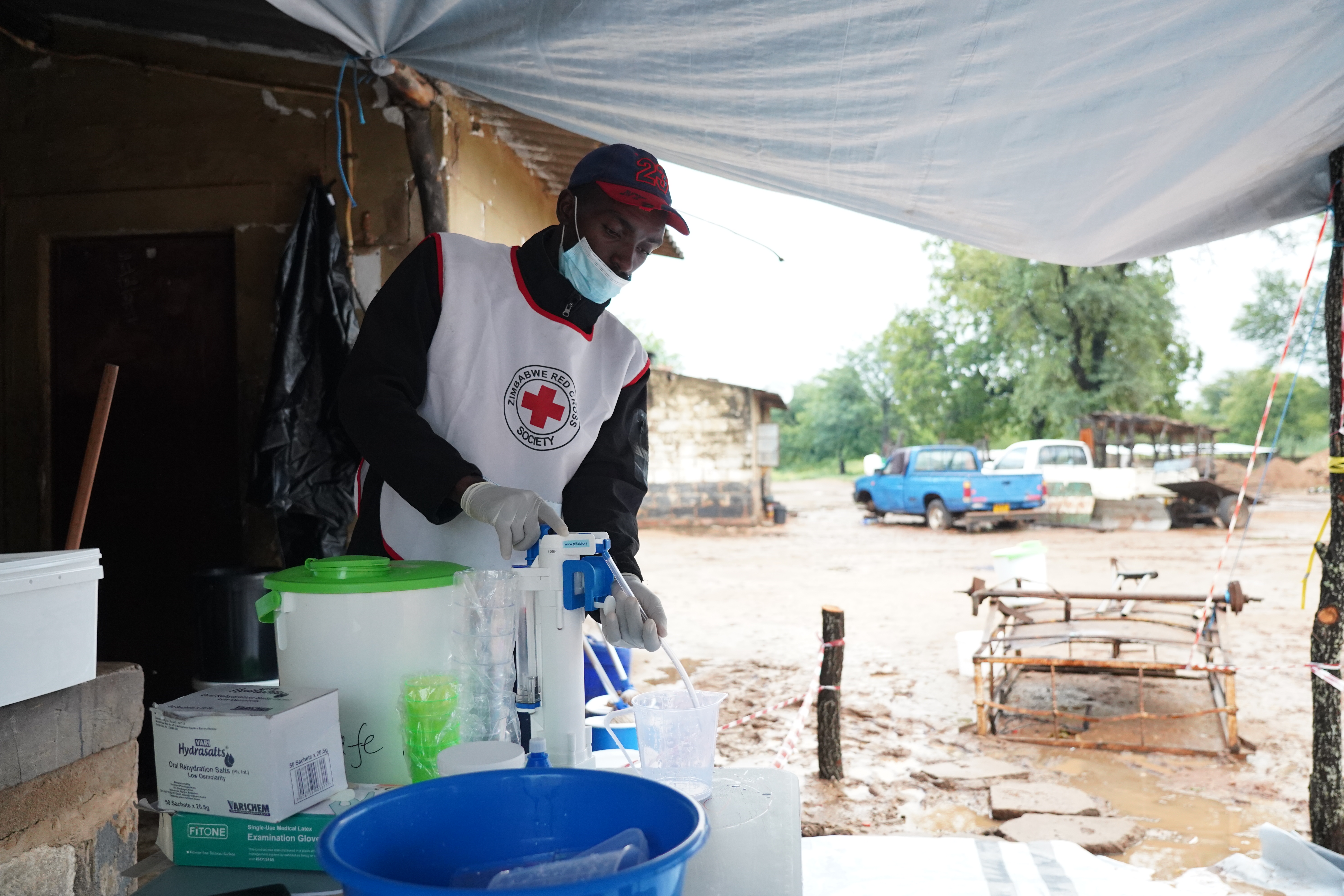 Después de que la granja comunal de Mapanza se convirtiera en un foco de cólera, la Cruz Roja de Zimbabue se apresuró a instalar un punto de rehidratación oral y un centro de tratamiento del cólera, entre otros servicios.  