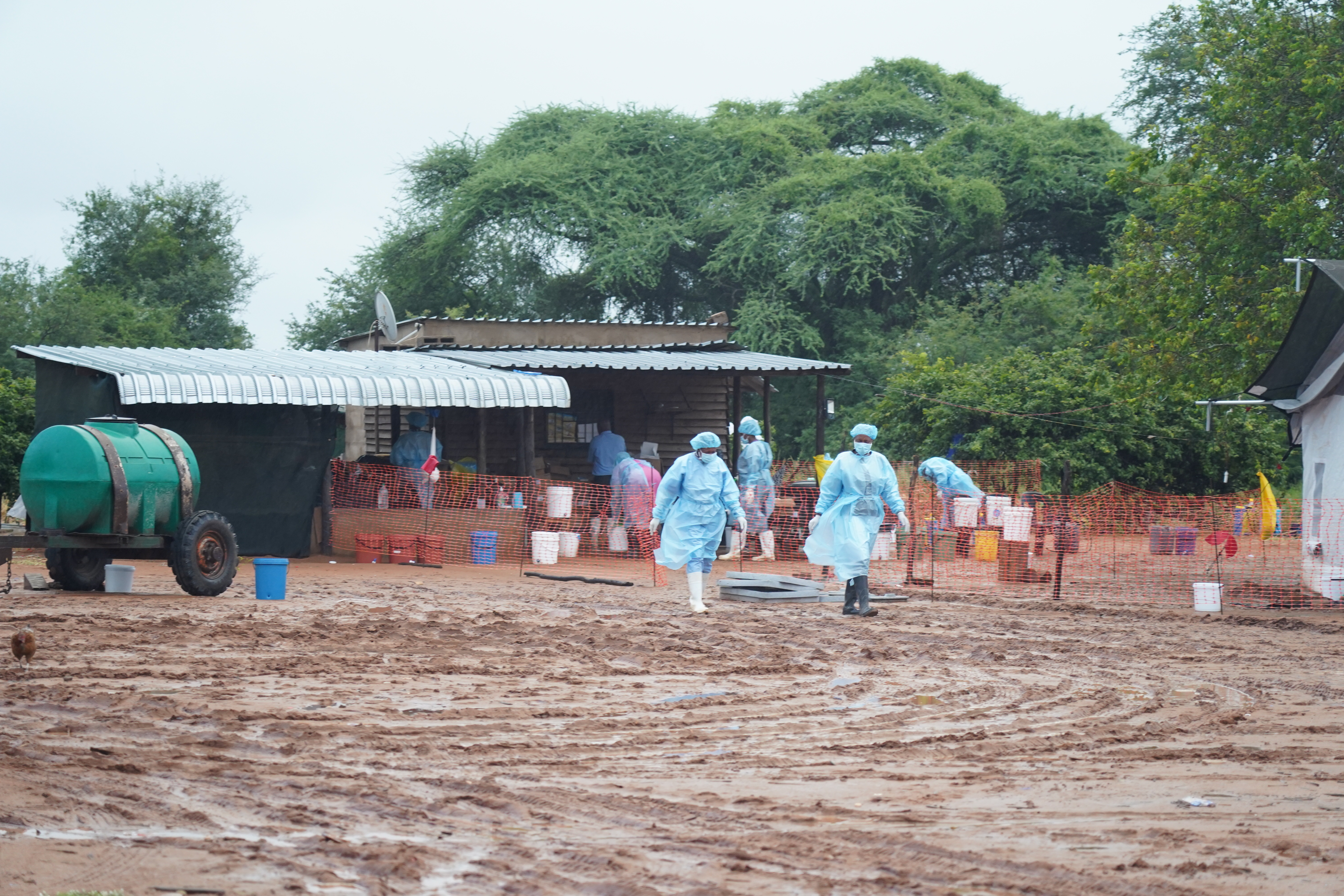 El personal voluntario de la Cruz Roja de Zimbabue estableció y gestionó un punto de rehidratación, un centro de tratamiento del cólera, y proporcionó agua clorada, alimentos cocinados de forma segura y visitas puerta a puerta para compartir información sobre el cólera.