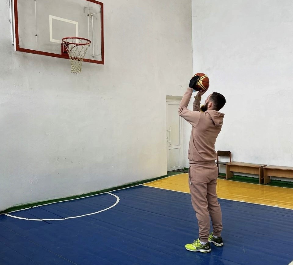 Valentin Anohin, a physical education teacher, is now able to play basketball and other sports thanks to the Unbroken Centre. He lost his right arm due to an injury from the conflict.