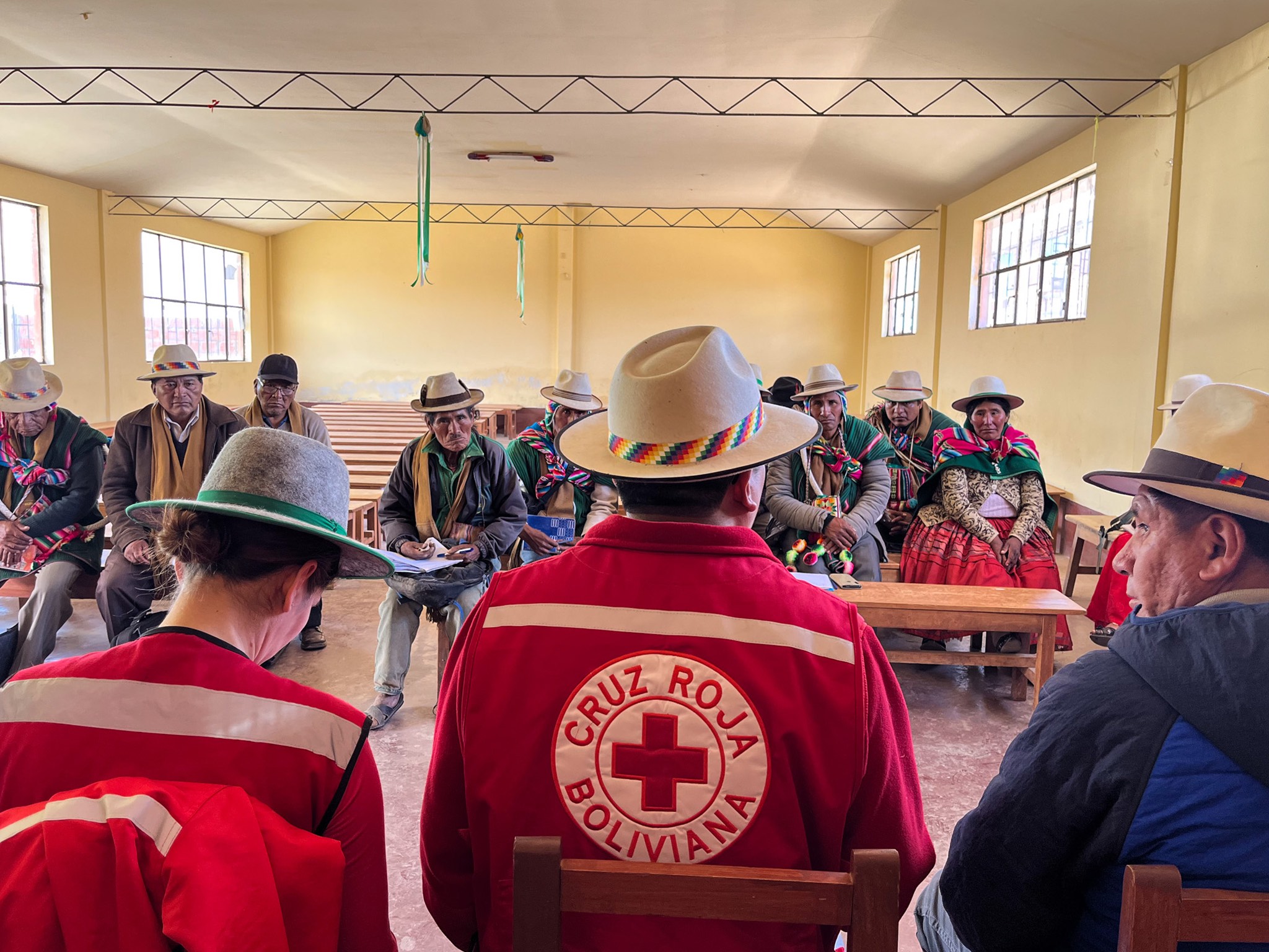 La Cruz Roja Boliviana se reúne con comunidades locales afectadas por sequías extremas y prolongadas.