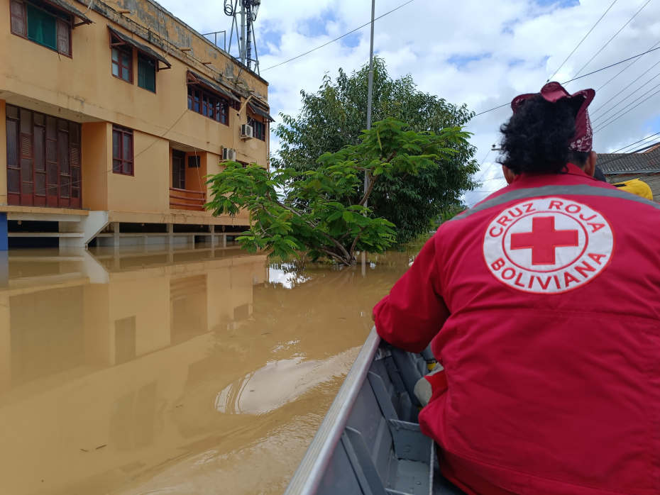 La Cruz Roja Boliviana responde a las devastadoras inundaciones en la ciudad de Cobija, en febrero de 2024.