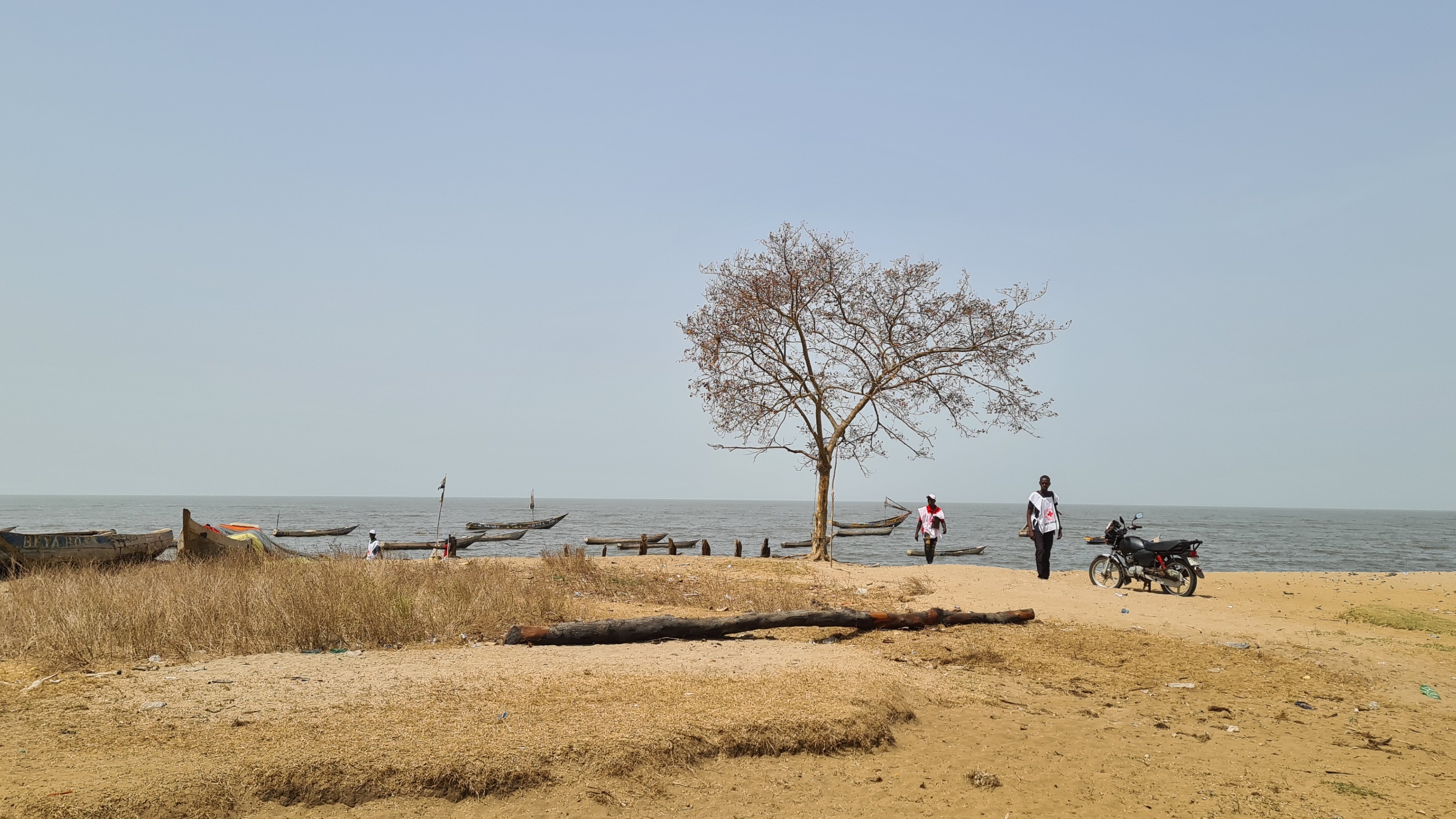 The dirt/sand track into Makuma, Kambia district, doesn’t see cars very often, and even motorbikes struggle to get around. In the rainy season, the track becomes unusable, forcing residents to travel via wooden boat to access local health services.