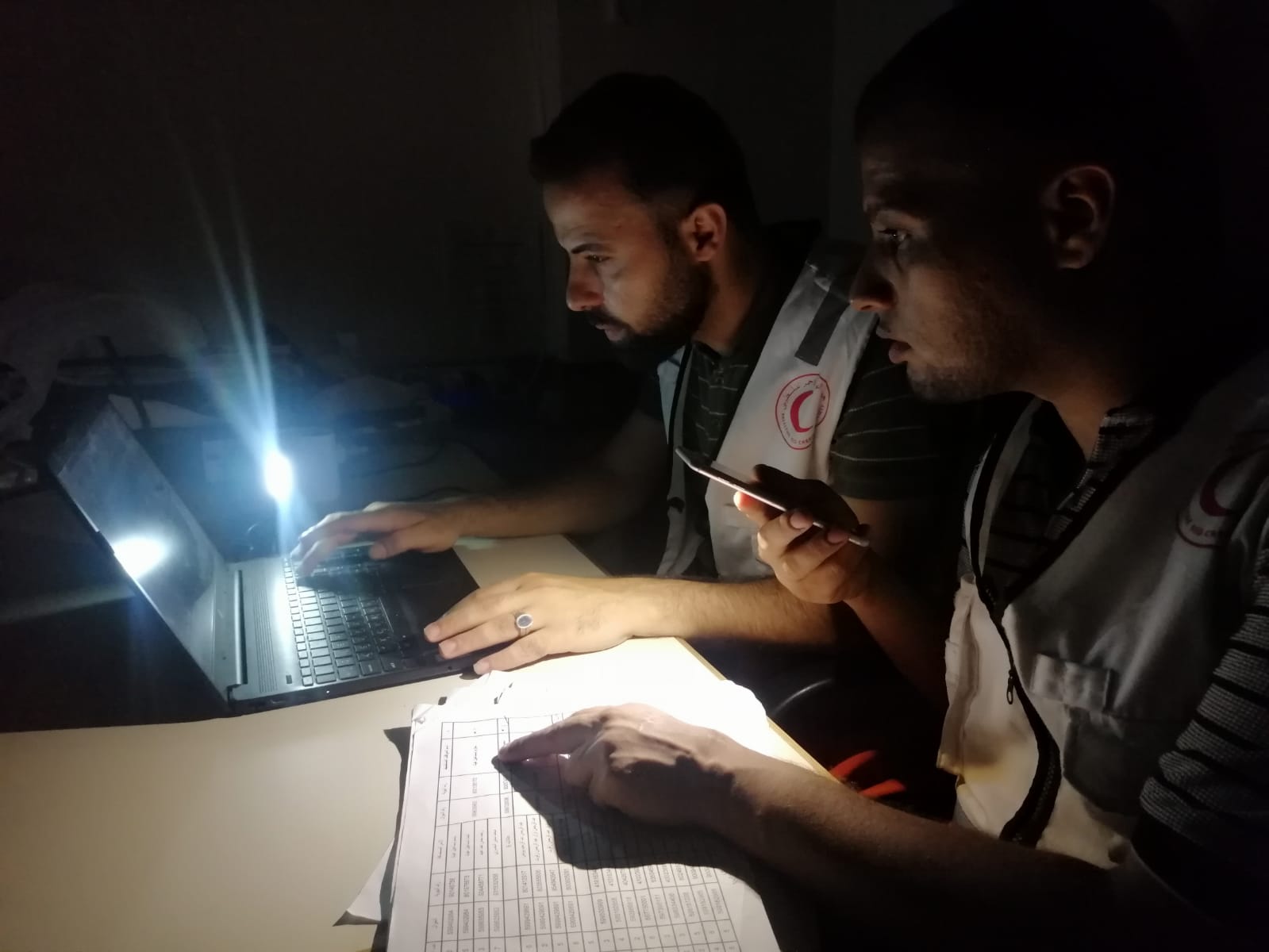 صورة التقطها عمرو تظهر متطوعي جمعية الهلال الأحمر الفلسطيني اثناء عملهم في ظل انقطاع التيار الكهربائي.