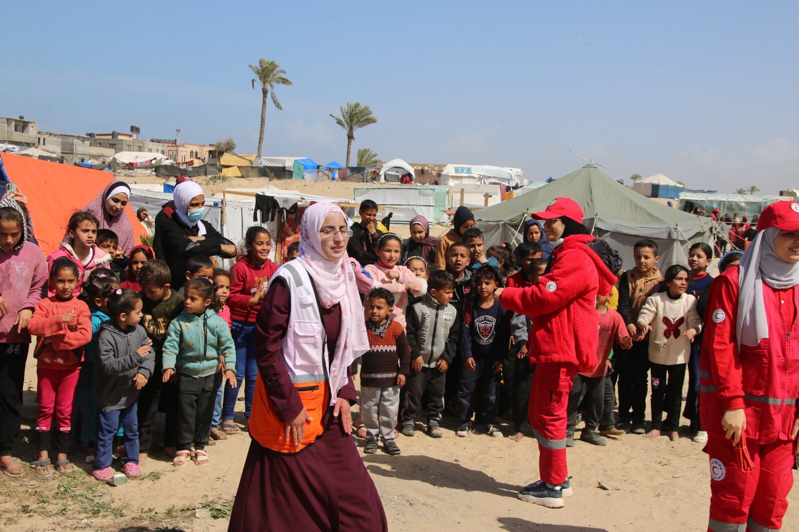 Las mujeres juegan un rol centra en todas las áreas de la respuesta de la Media Luna Roja Palestina en el conflicto del medio oriente. Este grupo de personas voluntarias llevó un poco de necesaria diversión a un campo de personas refugiadas.