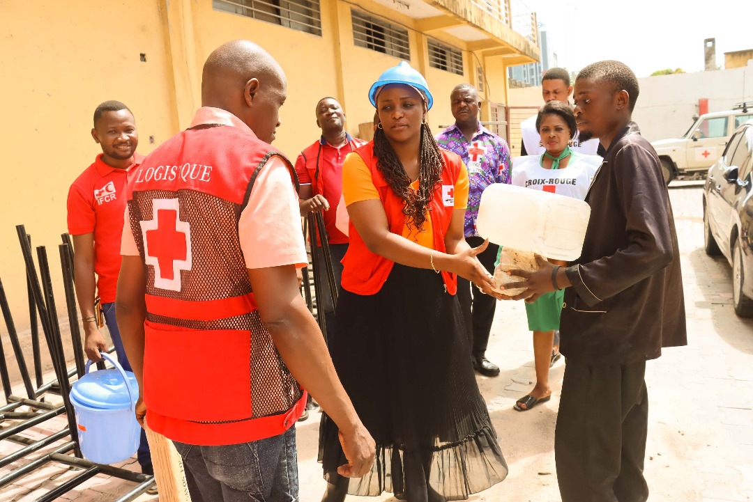 Secretary General of the Red Cross of the Democratic Republic of the Congo, Gloria Lombo hands out relief supplies during a recent emergency response operation.