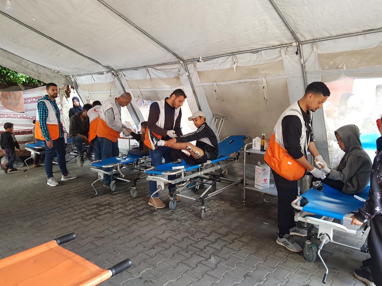  En un punto médico de Jabalia, voluntarios de la Media Luna Roja Palestina atienden a los pacientes.