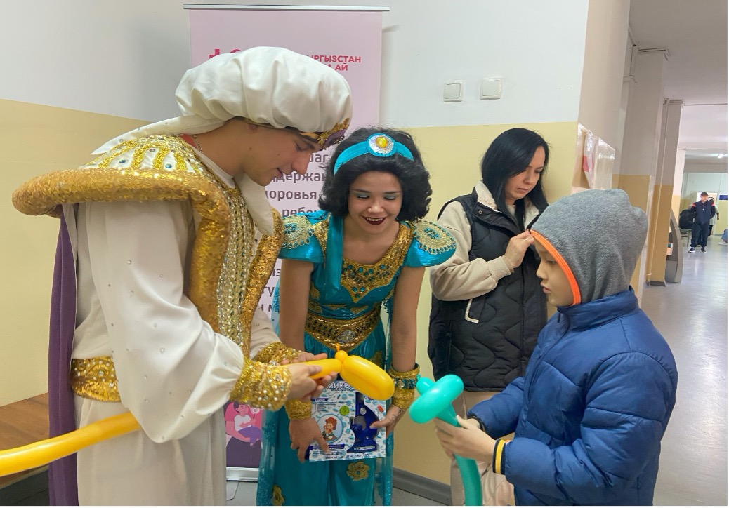 The Kyrgyzstan Red Crescent volunteers together with animators make balloon animals for children as part of the immunization campaign in connection with the measles outbreak.
