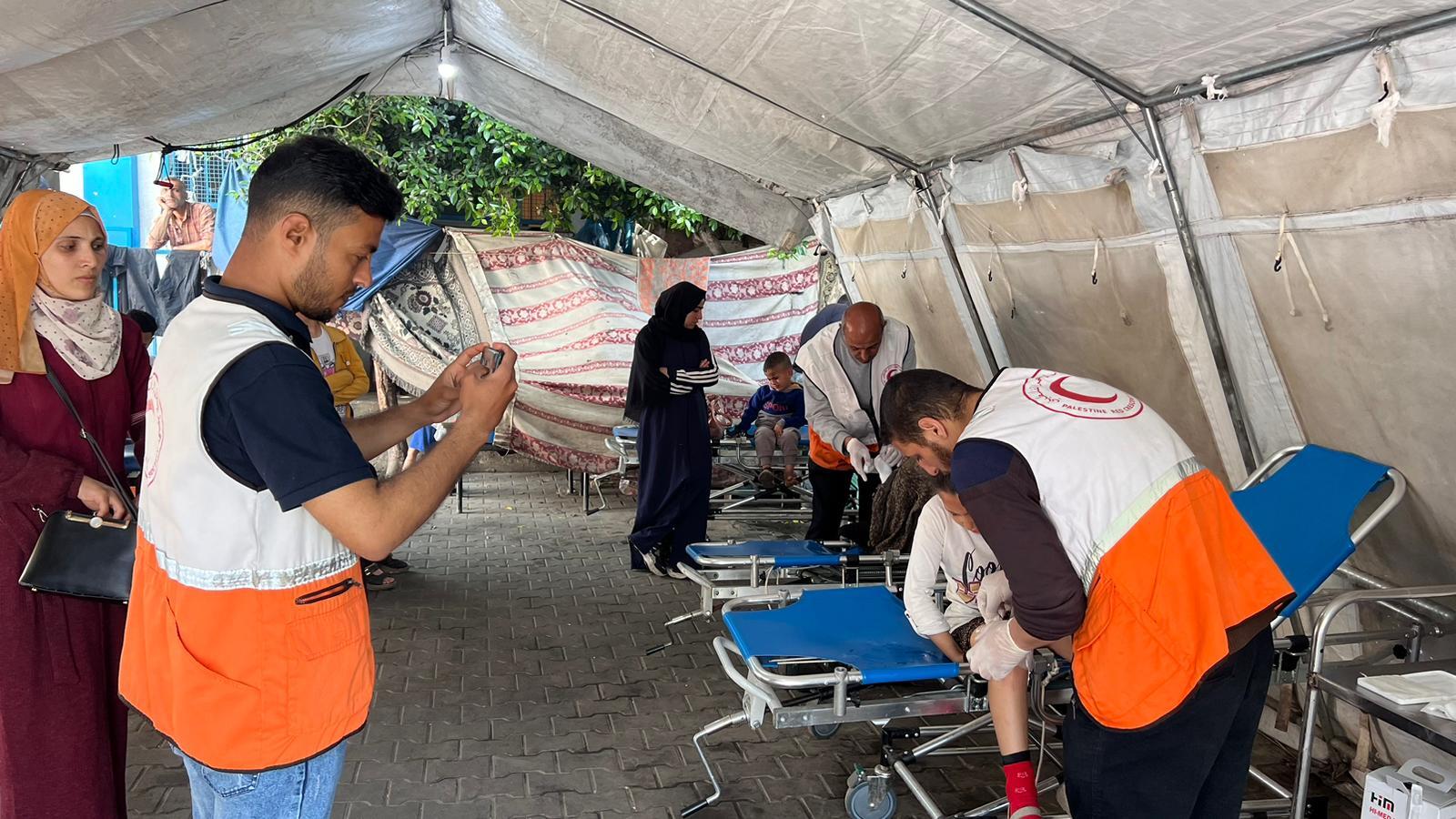Youssef Alamy, voluntario de la Media Luna Roja Palestina, fotografía el trabajo realizado por sus compañeros voluntarios. En este caso, dos de ellos son sus hermanos, ambos enfermeros de la Media Luna Roja Palestina.