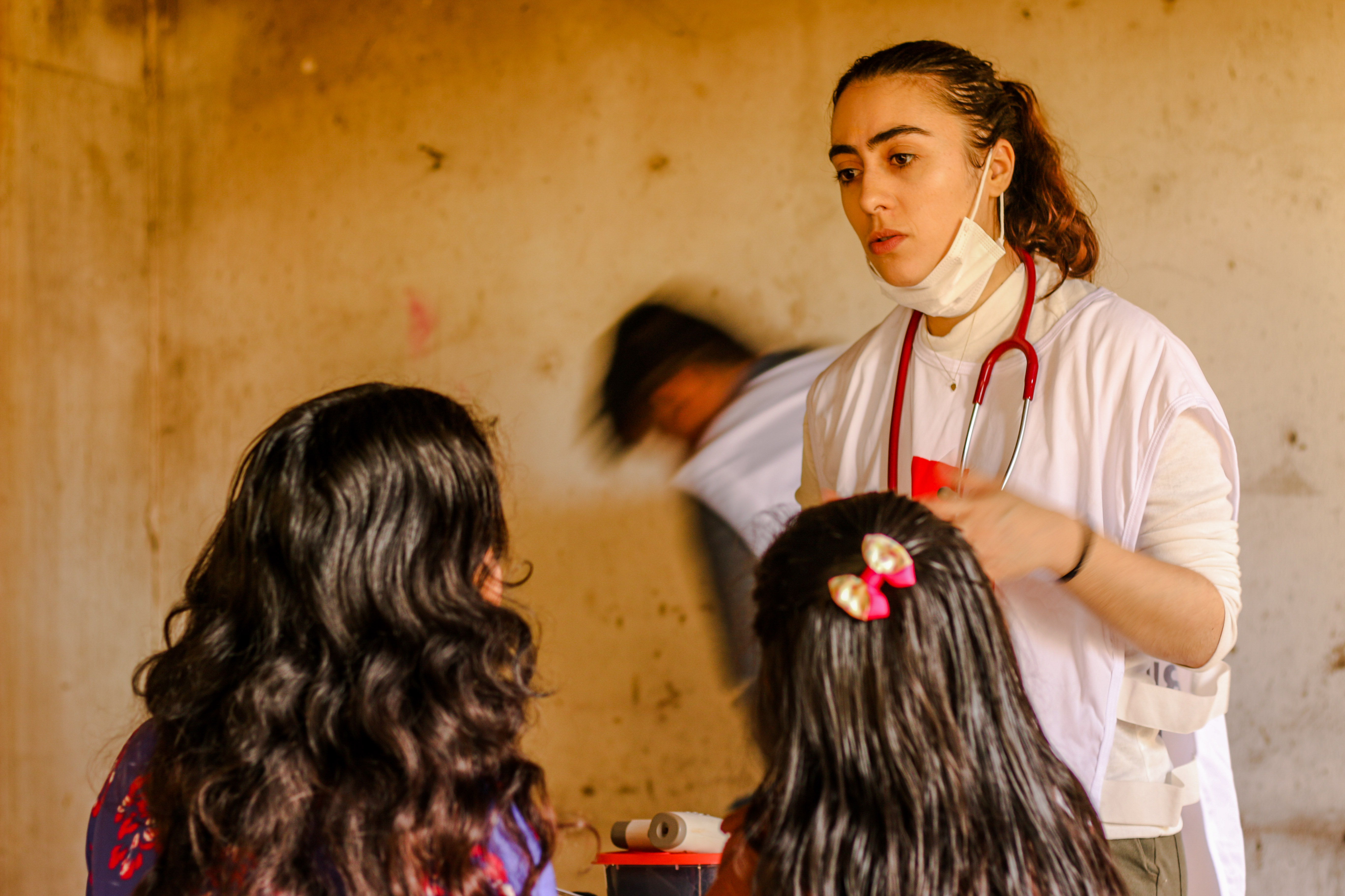 Dr Julia Klock, who has been working as a medical volunteer for the Brazilian Red Cross during the floods in southern Brazil, talks with two girls from the indigenous community of Goj Kusug in the municipality of Capela de Santana, Rio Grande do Sul, Brazil. 