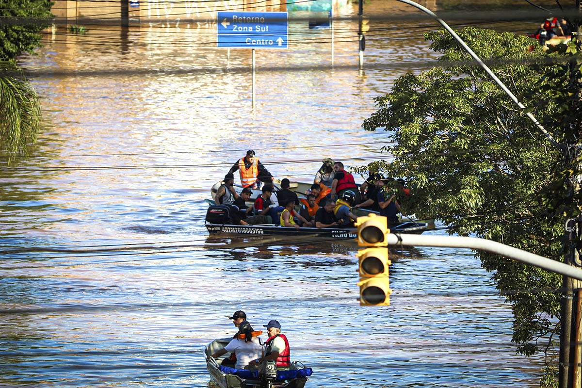 Residentes de Porto Alegre son rescatados gracias a personas voluntarias de la Cruz Roja Brasileña y autoridades locales. Trabajando en conjunto para salvar vidas tras las devastadoras inundaciones de Rio Grande do Sul. 