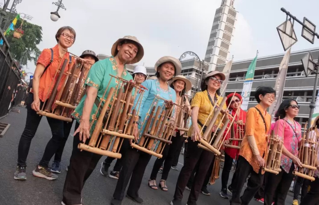 Carrying traditional Indonesian musical instruments, people march in a parade as part 'Car Free Day' in the city of Surabaya, Indonesia. The Indonesian Red Cross took part in the event to raise awareness about the dangers of heatwaves.