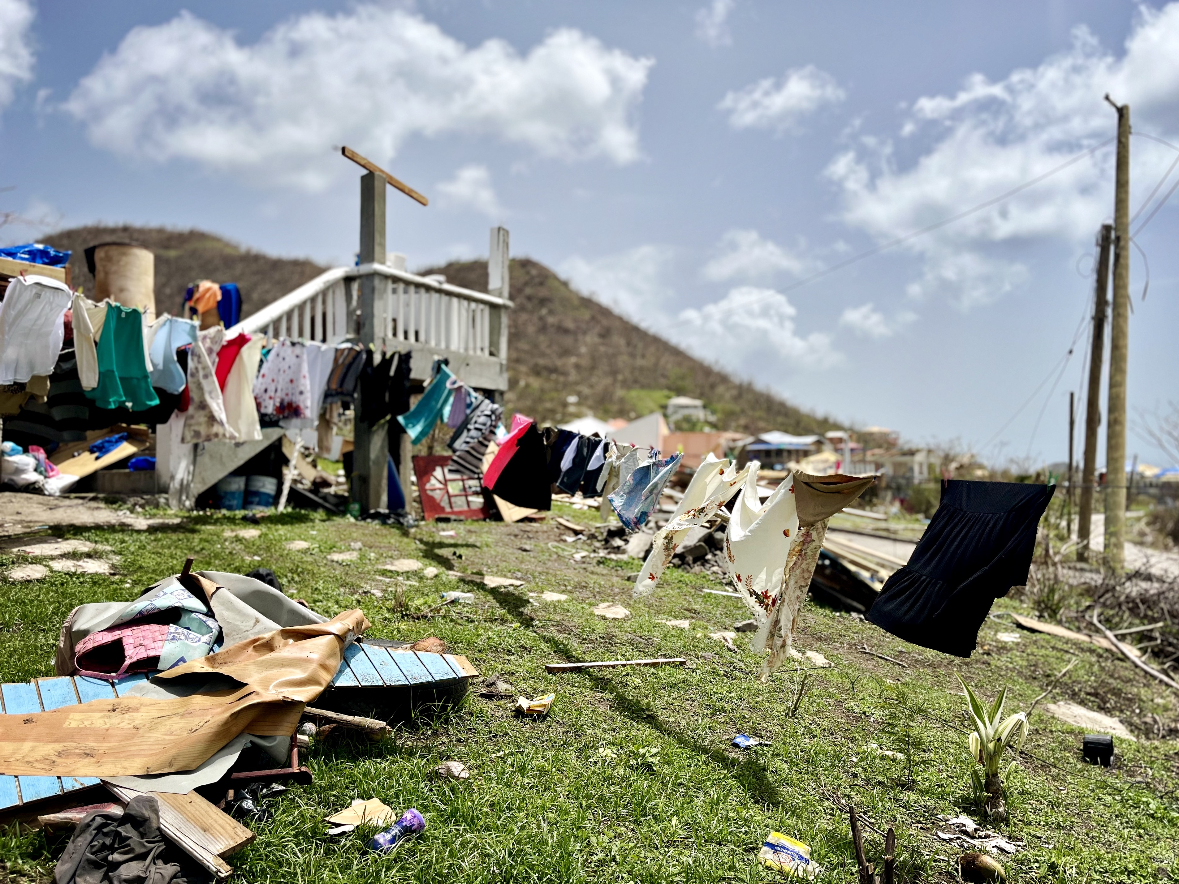 Des vêtements suspendus au soleil se distinguent dans le paysage de débris des maisons touchées par l'ouragan Beryl à la Grenade.