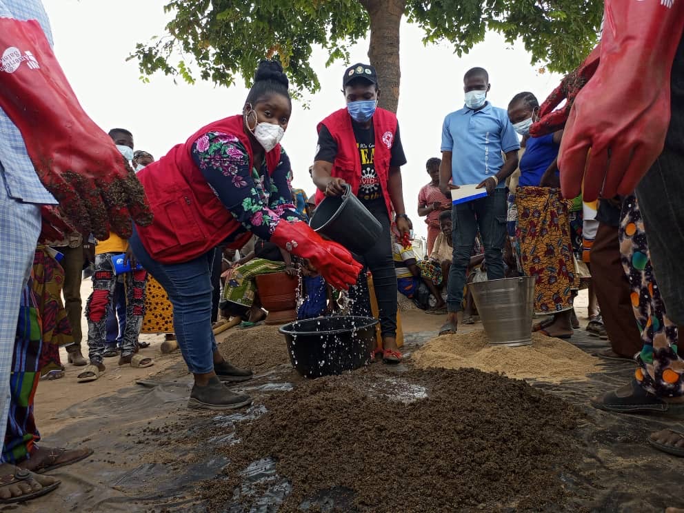 Nigerian Red Cross volunteer Saratu Aboki joins other Red Cross volunteers at a camp for displaced people as they demonstrate a process for making fertilizer with compost.