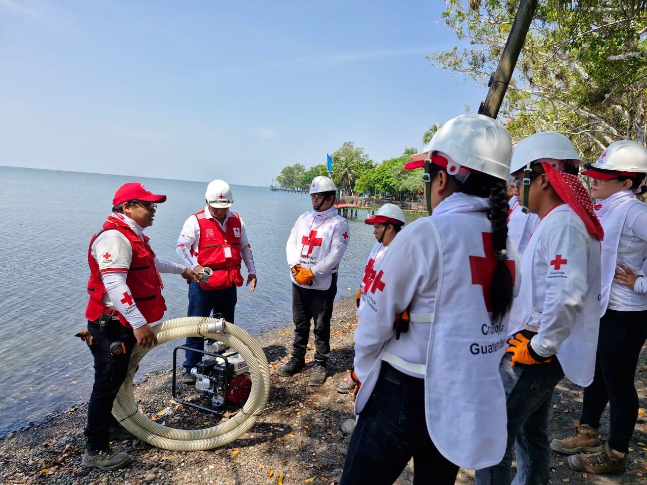 During five days of training, volunteers and staff of the Guatemalan Red Cross were trained in water, sanitation and hygiene promotion, where field practices were carried out under a methodology of simulated care for affected people.