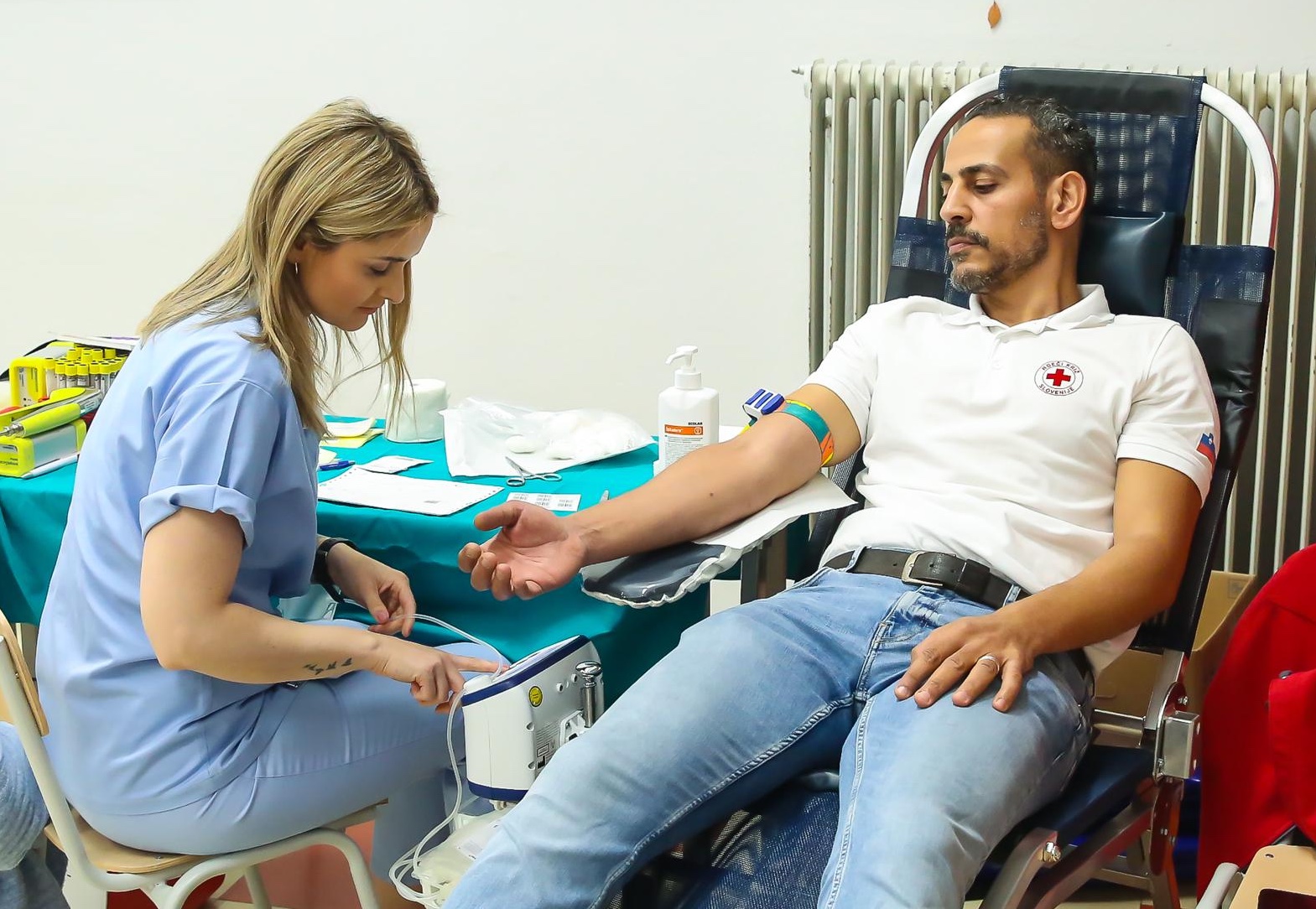 المتطوع محمد البرعي يتبرع بالدم في سلوفينيا، حيث يعمل الآن كمتطوع في الصليب الأحمر لمساعدة زملائه اللاجئين. 