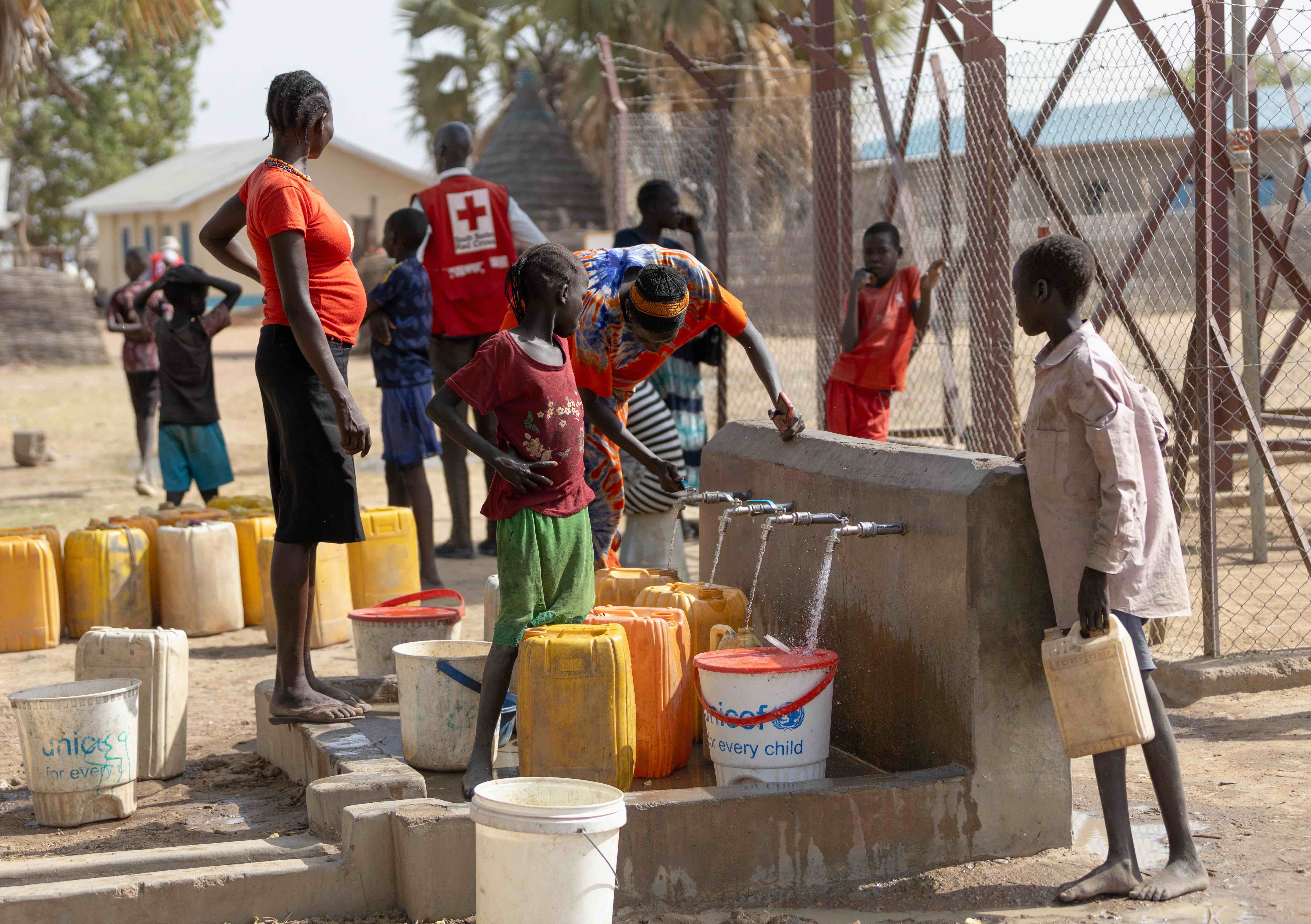 Women and children fetching water at the newly constructed water-platform in Aweil, South Sudan.