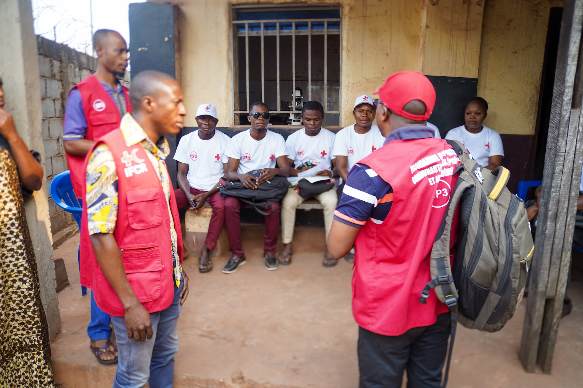 IFRC and Democratic Republic of the Congo staff and volunteers talk at a briefing session
